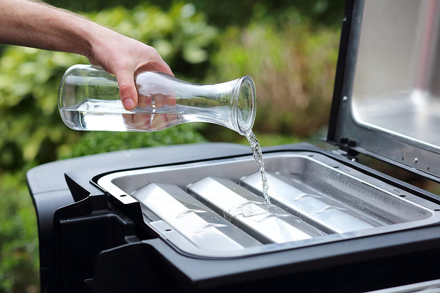 SEVERIN SEVO GT Elektrogrill mit Deckel, elektrischer Tischgrill mit schnellem Grillstart in 10 min bis 500 °C, Balkon Grill mit OLED-Display, für innen und außen, 3.000 W, Edelstahl/Schwarz, PG 8106