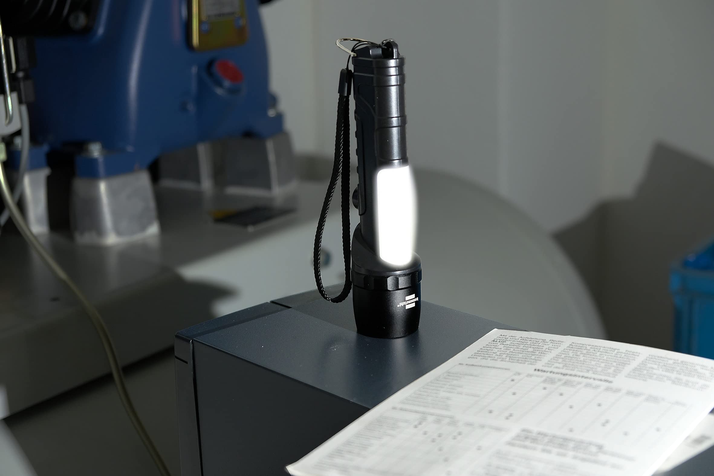 Brennenstuhl Latarka LuxPremium LED THL 300 / latarka COB z bocznym oswietleniem (max. czas swiecenia 30h, 8 trybów, 360+240 lm, IP54)