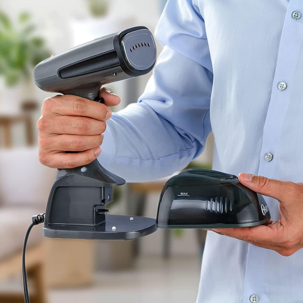 Суу багын буу үтүгүнөн ажыратып жаткан адам