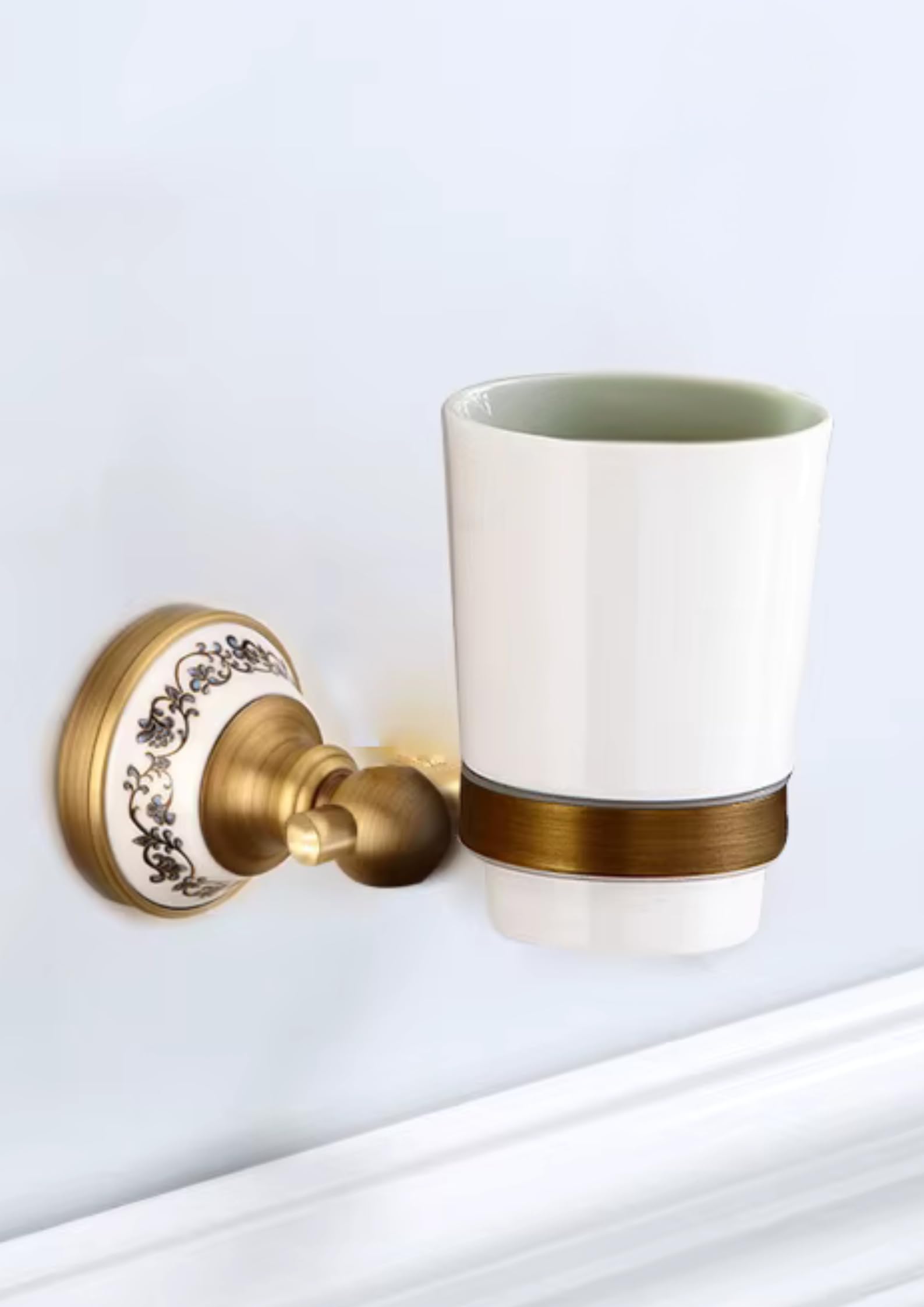 Portacepillos de dientes de pared estilo retro de latón y cerámica, soporte de pared para vasos con adorno, soporte de baño para cepillo de dientes y accesorios de baño (1 vaso)