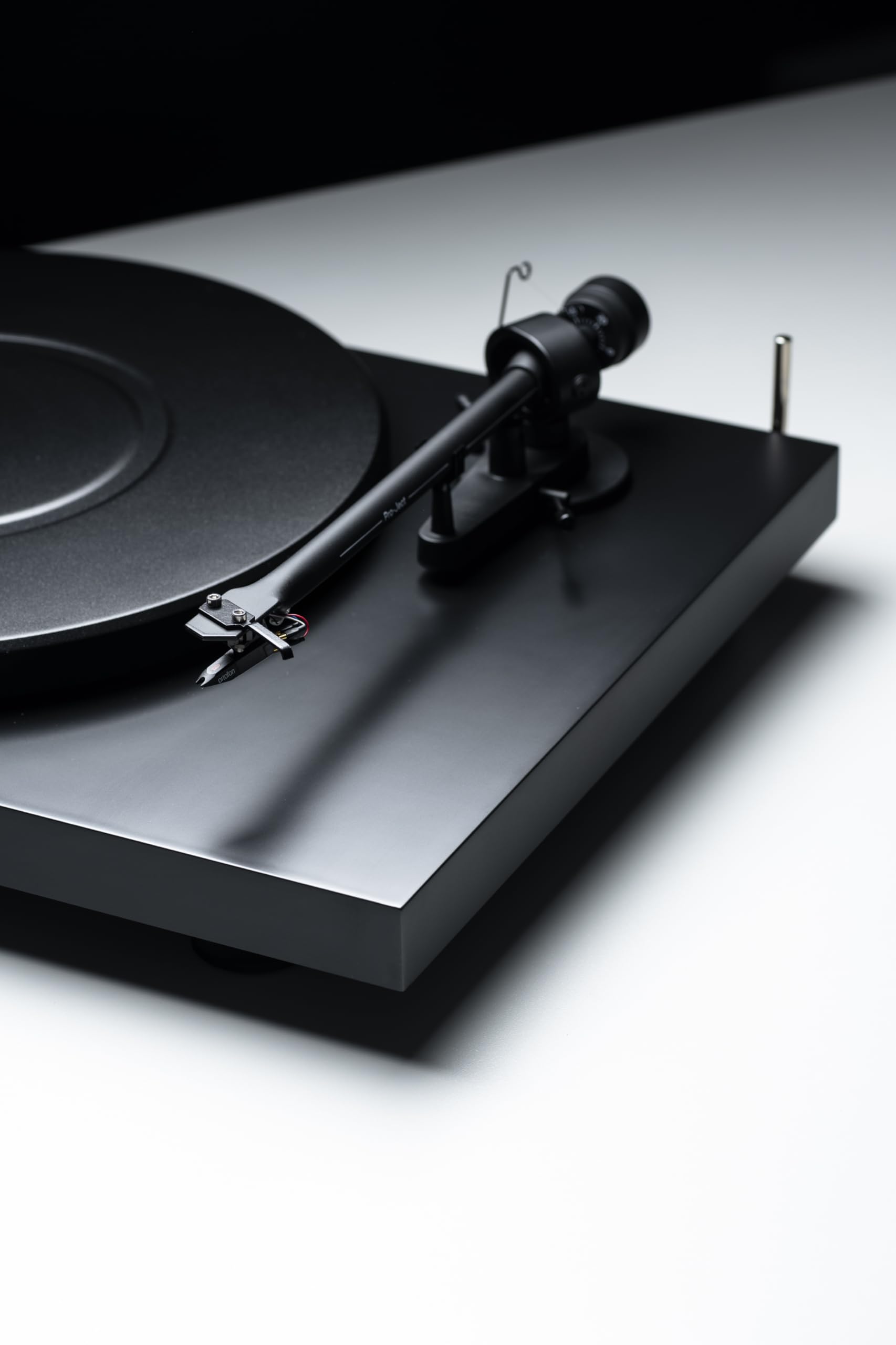 Pro-Ject Debut III Manueller Plattenspieler (MM-Tonabnehmer Ortofon OM 5E, Pro-Ject 8.6 Tonarm) matt-schwarz