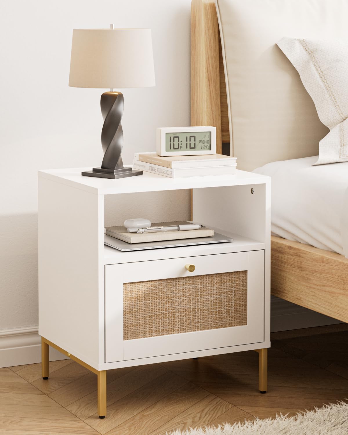 Comodino In Rattan Stile Rustico Bohémien Con Cassetto E Ripiano – Cornice Dorata, 40x30x60cm, Bianco