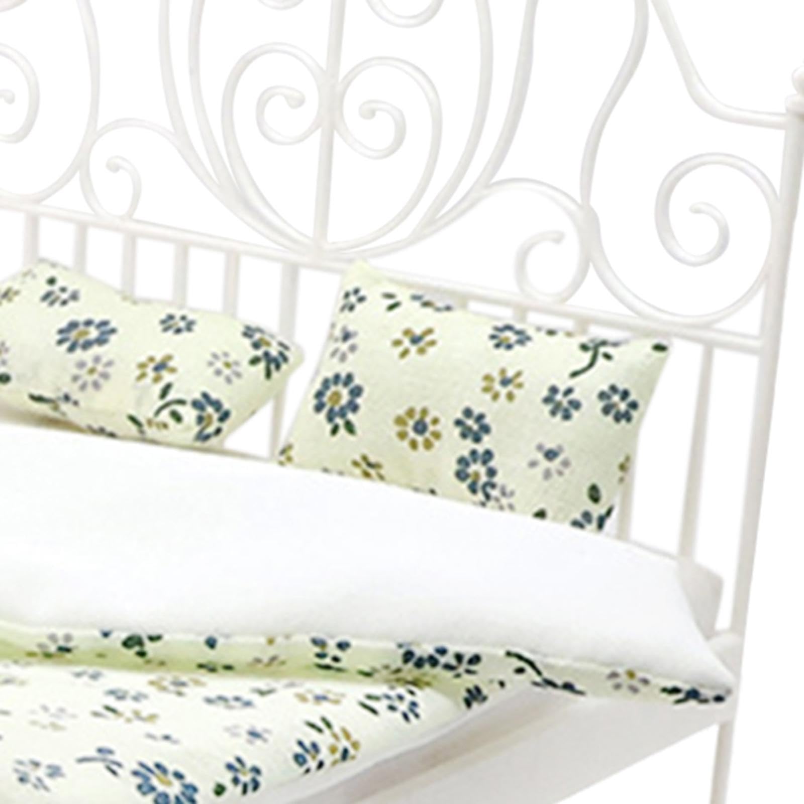 Mini Letto Matrimoniale Accessorio Casa delle Bambole Mobile in 1 12 Modello Decorativo da Camera Struttura in Ferro Adatto per Fotografia, Bianco