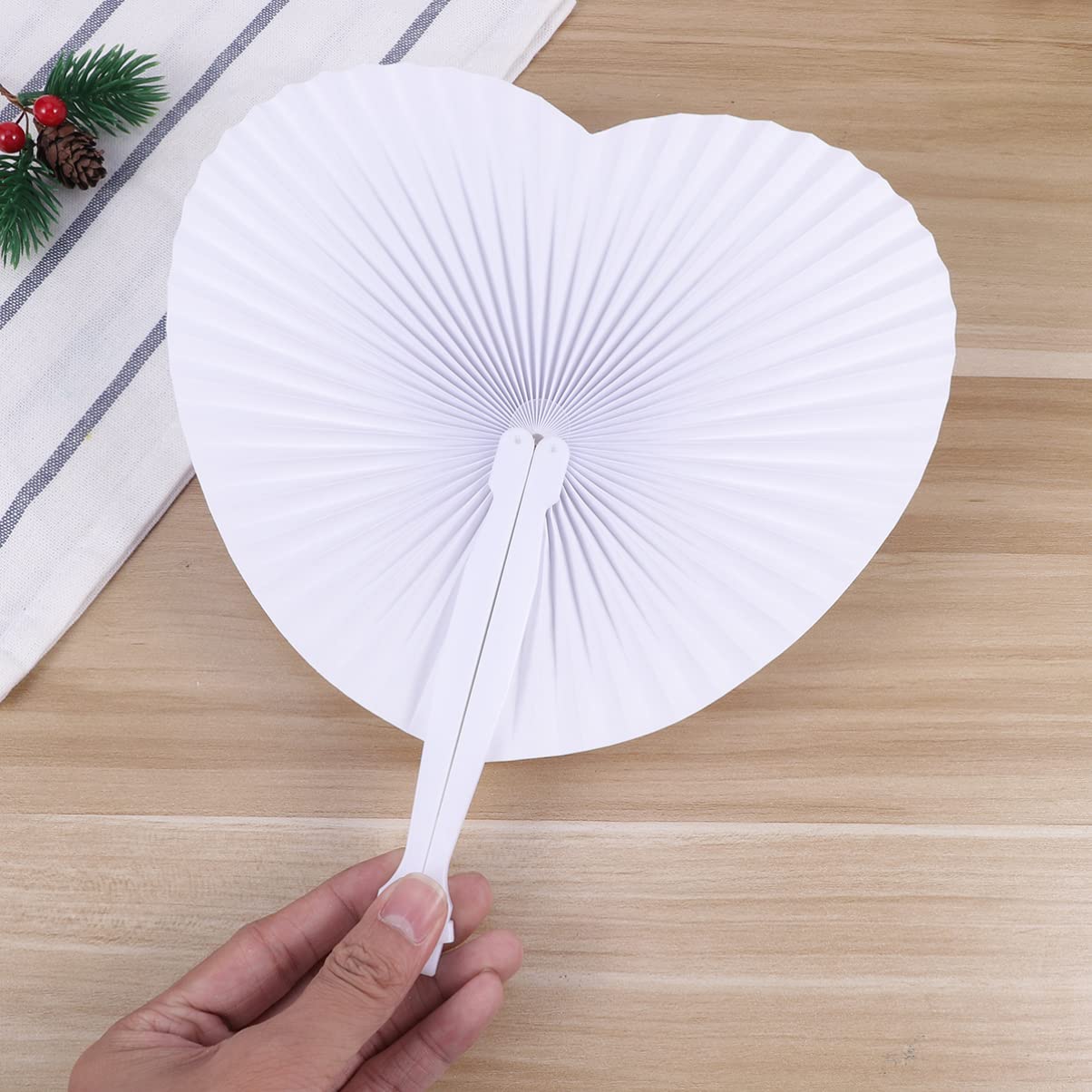 STOBOK 48 Stück weiße Papierfächer Hochzeitsfächer Herzform Malerei Faltfächer Griff für Hochzeit Feier Geburtstag Party Gastgeschenke