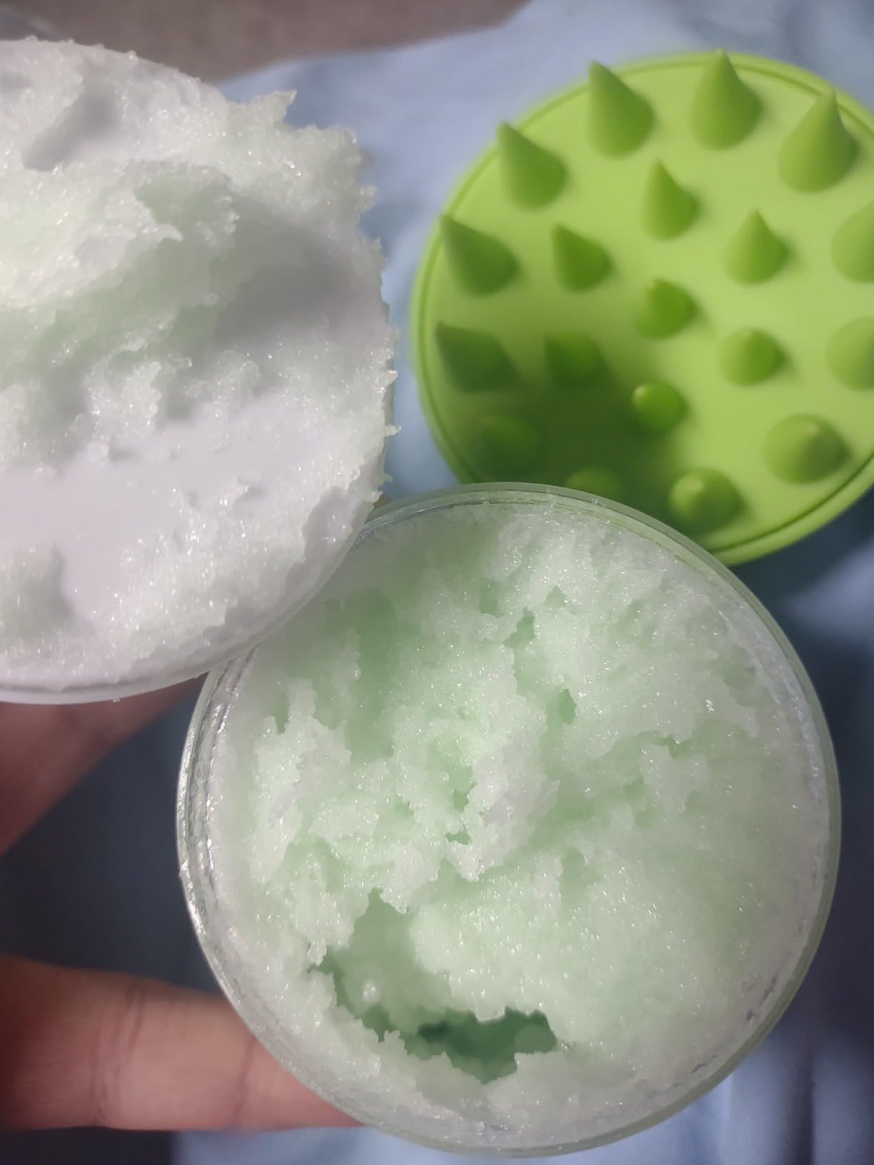 VOERUY Scalp Scrub, Tea Tree Scalp Exfoliator Scrub Shampoo, 2-in-1 Scalp Treatment with Mint Oil, Hair Treatment to Clarify and Remove Build up with Silicone Scalp Massager, 10.6oz/300g