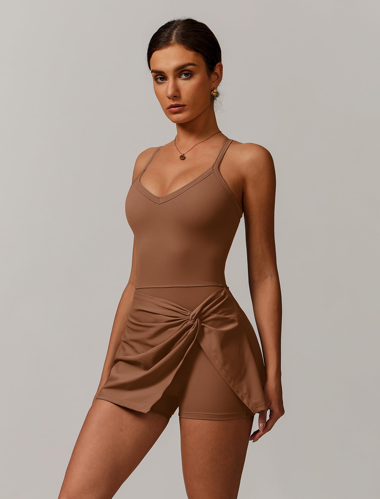 ABEHIK Mini robe de tennis pour femme avec short intégré et bretelles spaghetti à nouer sur le devant et dos nu