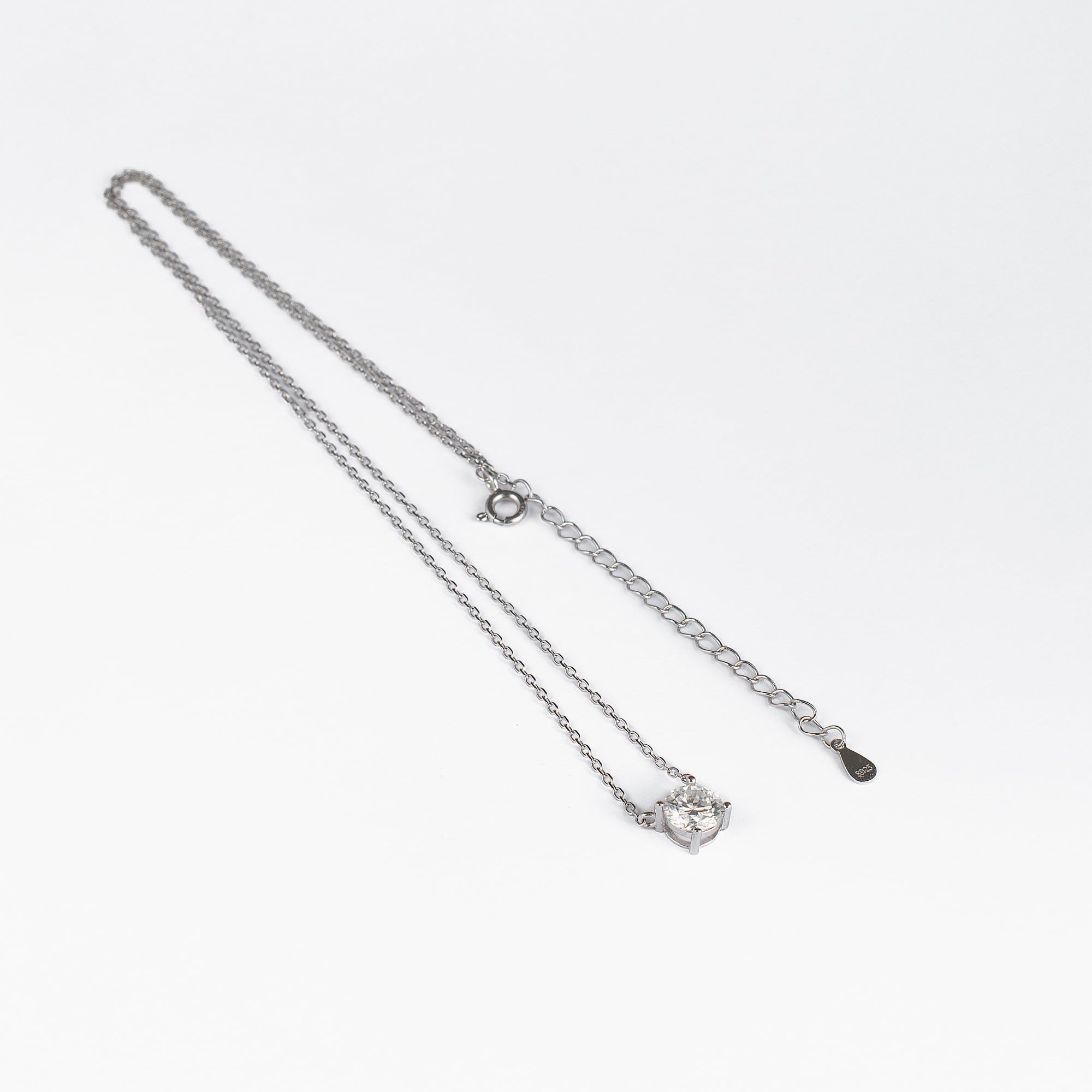 Joyería con brillante, minimalista y elegante con Moissanita certificada GRA. Plata de ley bañada en oro y rodio Calidad certificada Sostenible