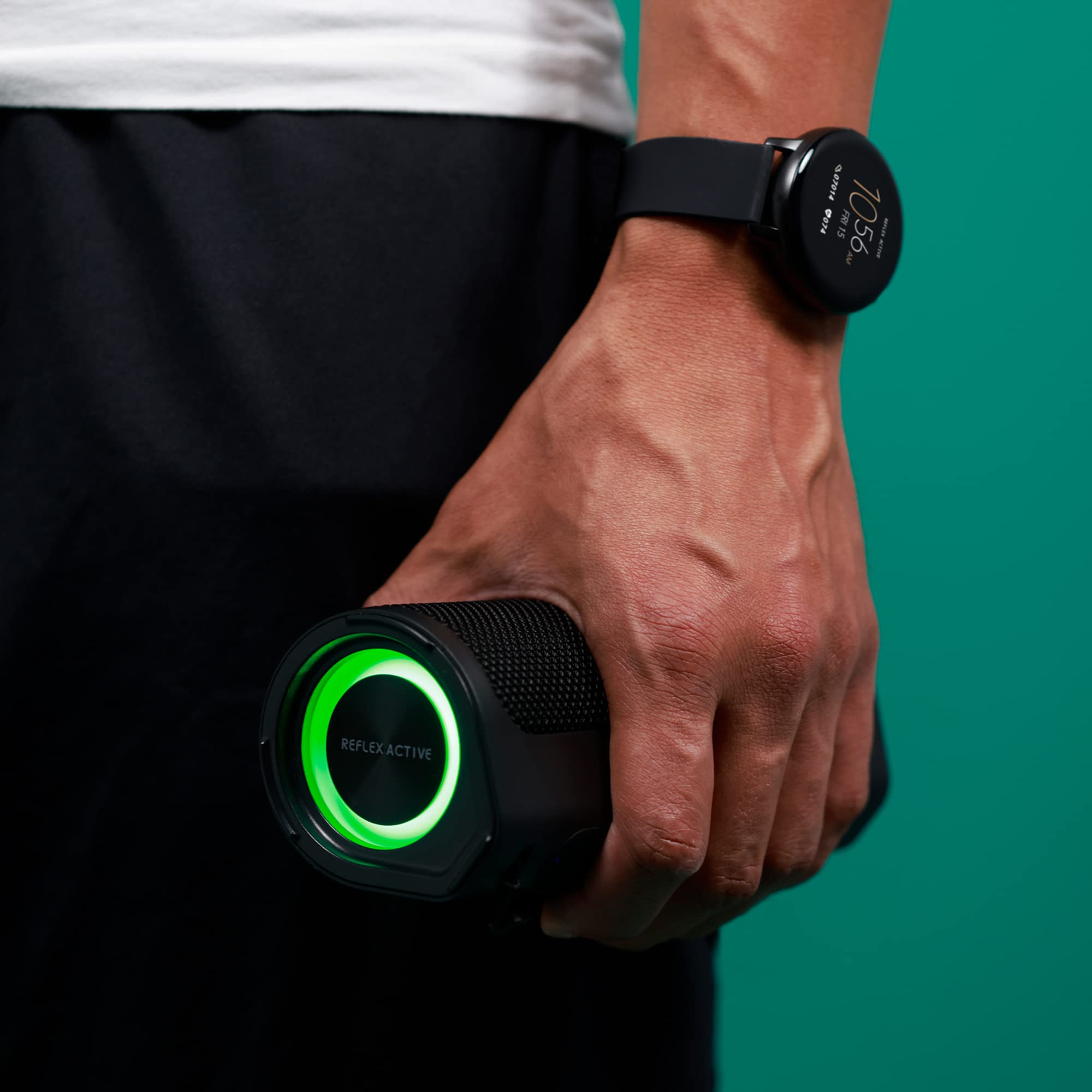 Reflex Active Głośnik stereo BT z pasywnym basem. Zewnętrzny odporny na wstrząsy i wodoodporny głośnik. Moc wyjściowa 2 x 2,5 W. Czarne gumowe wykończenie lakieru z logo paska