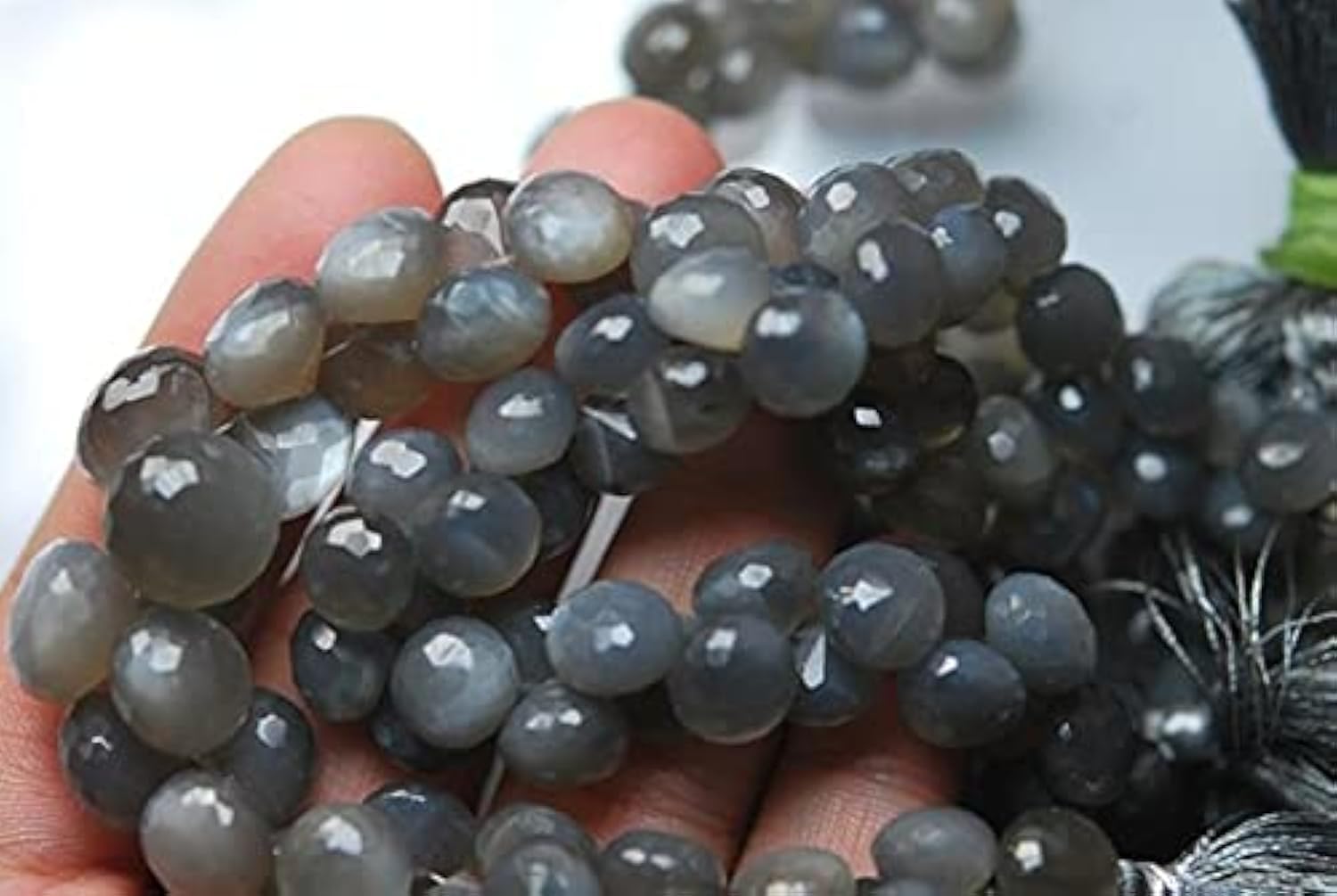 Pierre de lune grise briolette facettée pour création bijoux fins