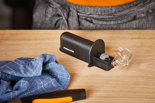 Miniatura 6 de Fiskars Afilador de cuchillos Roll-Sharp con piedra de afilar de cerámica, esencial, plástico, negro, 1065598