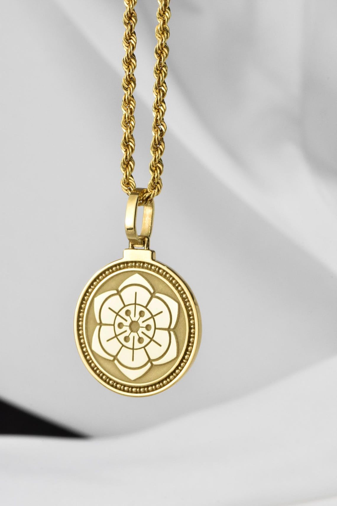 Collar de plata de ley 925 de 24 mm | Cadena de 45 cm | Flor de loto | Colgante de moneda de loto grabada | Amuleto espiritual | Joyería de loto | Meditación | Joyería con baño de oro | L_02072