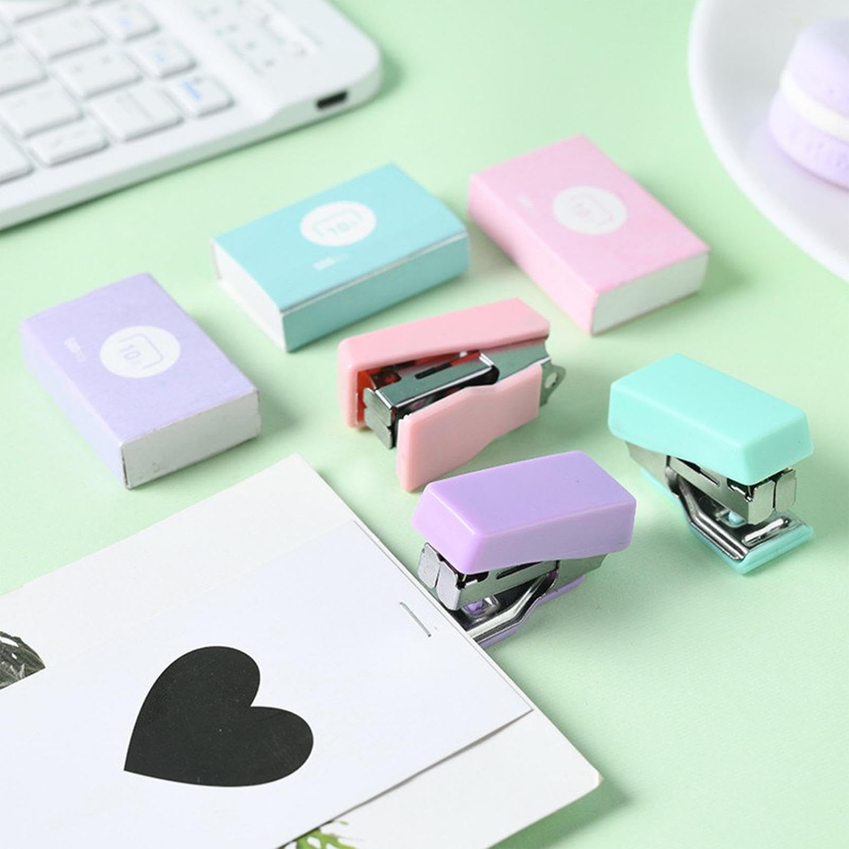 Macaroon - Juego de mini engrapadora compacta y portátil de metal de estilo fresco, pequeña grapadora de estudio de oficina, suministros de aprendizaje, suministros de oficina (verde)