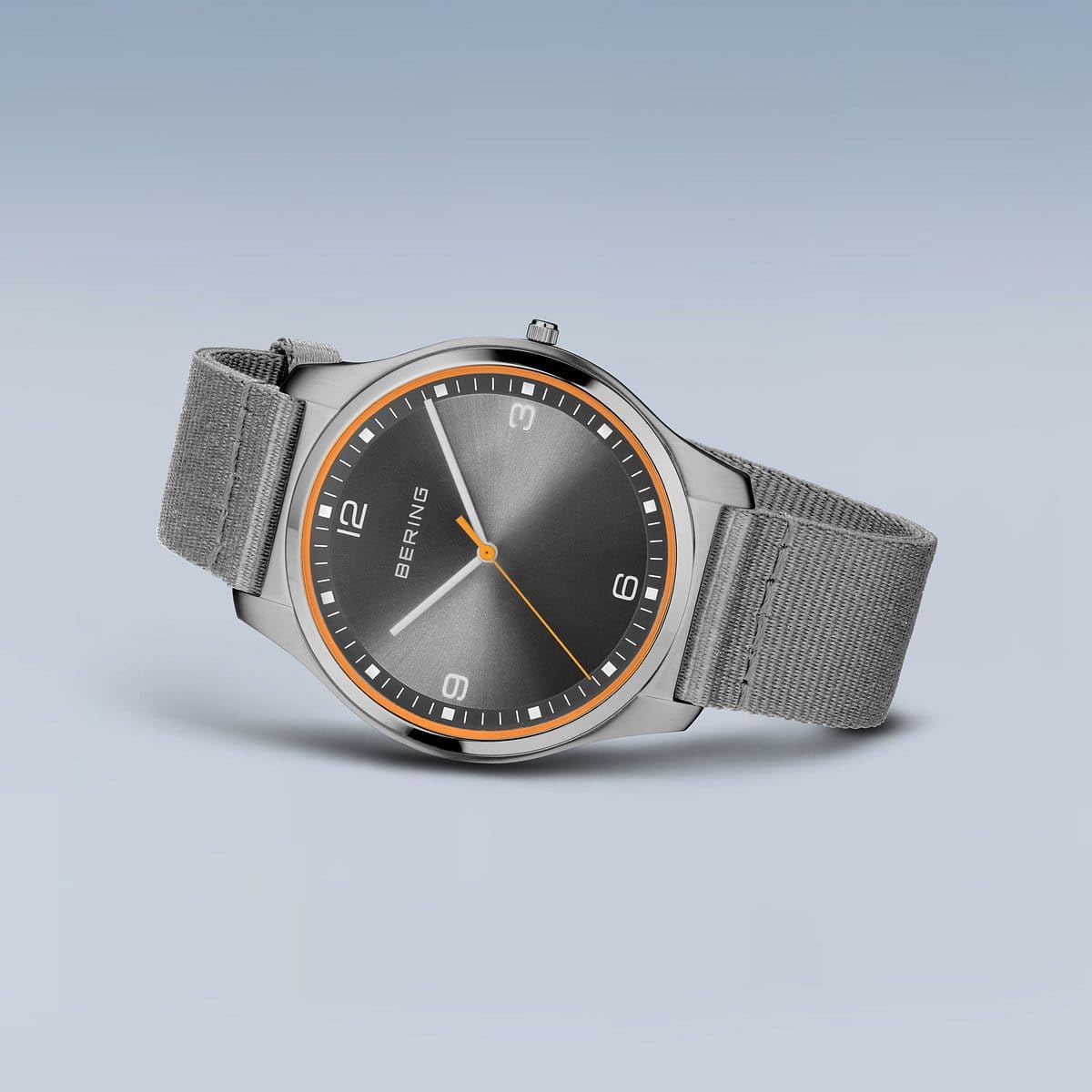 Bering Herren Quarz Uhr | Armbanduhr 43 mm Edelstahlgehäuse und Sunray Zifferblatt | Natoarmband | Saphierglas | 3 ATM | 18342