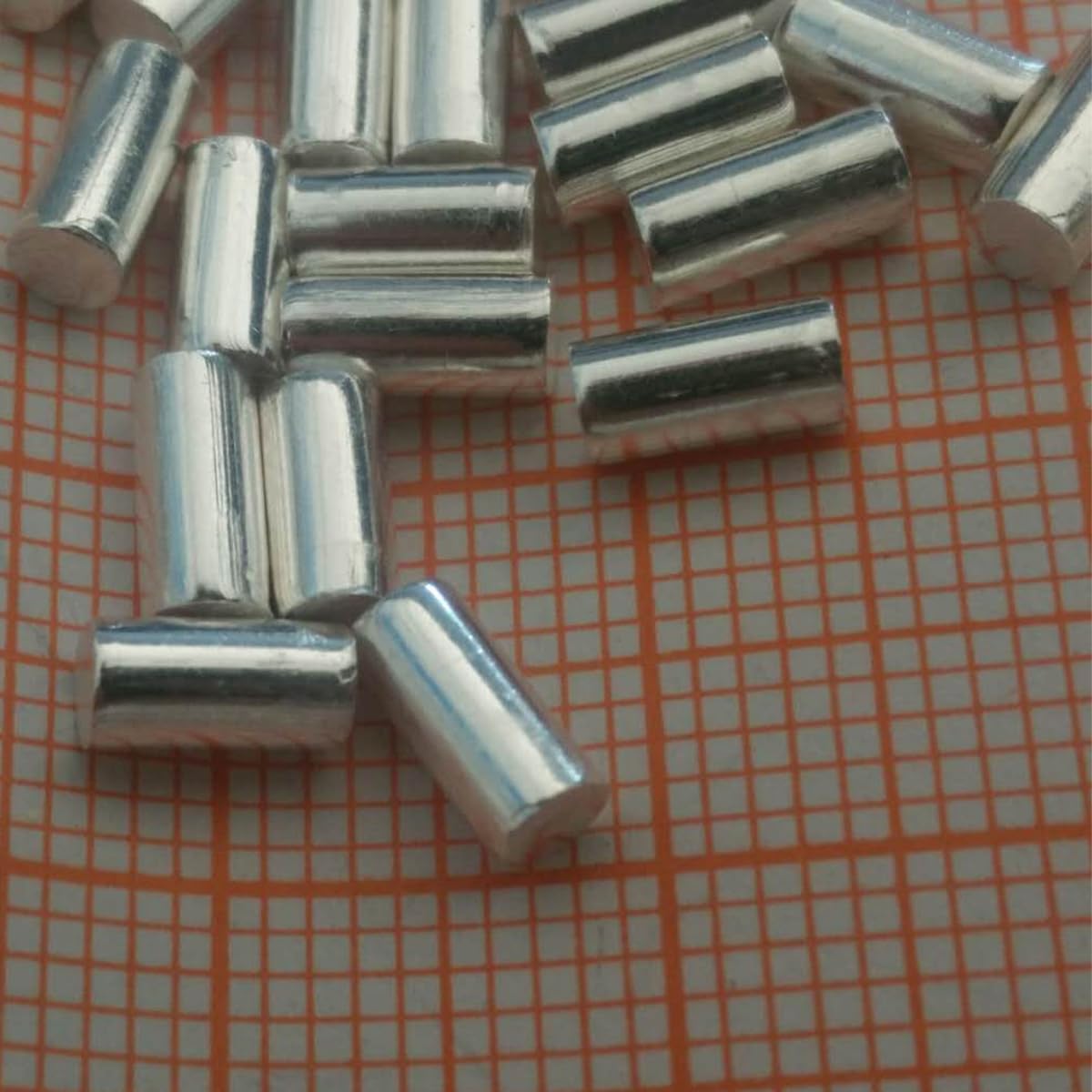 1 gram cząstek metalu o zawartości 99,99% czystej platyny - Pt do powlekania próżniowego, galwanizacji, badań laboratoryjnych i wyrobu biżuterii