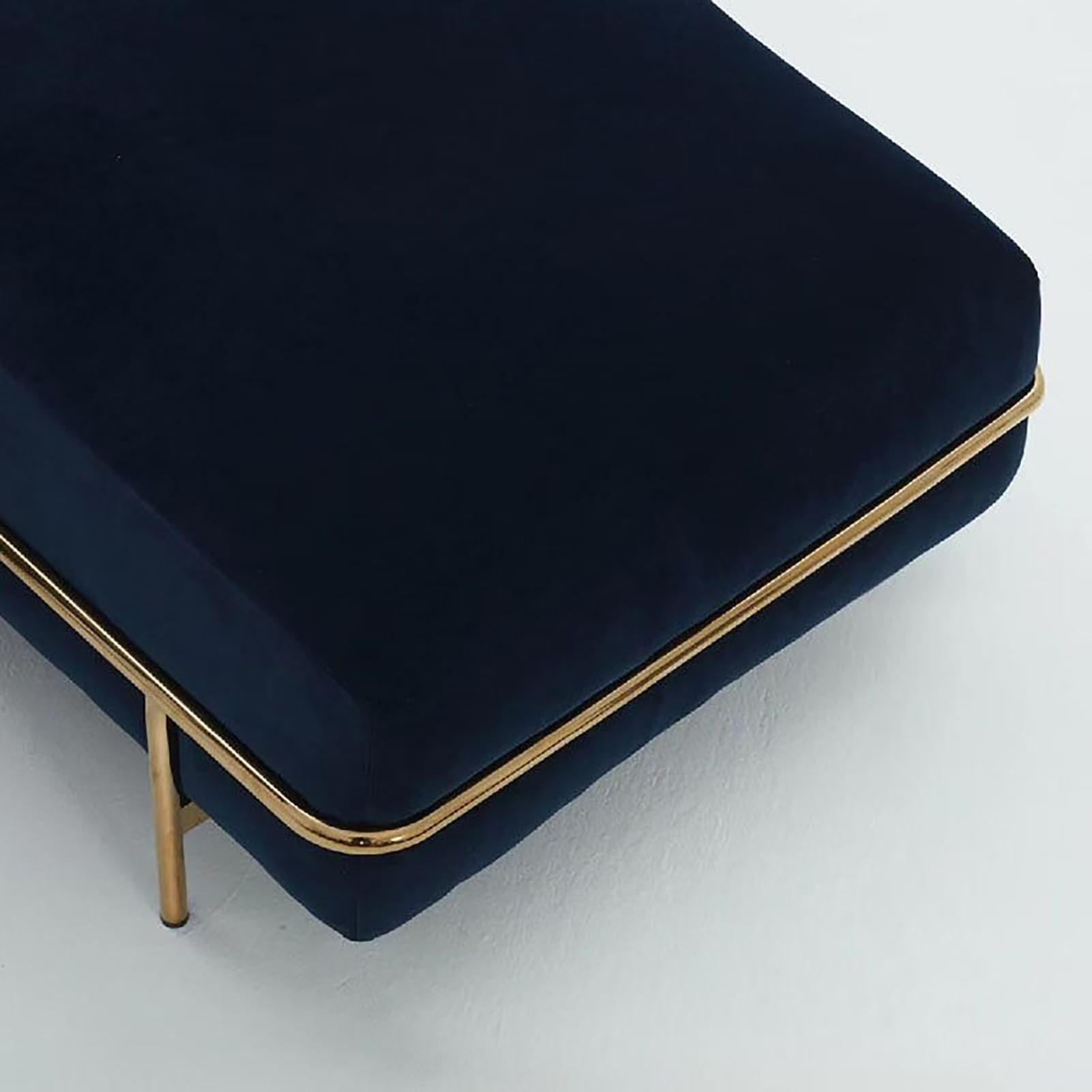 Nowoczesna aksamitna sofa ze złotą metalową ramą, pluszowe poduszki, tapicerowana kanapa akcentująca do salonu, mieszkania, biura