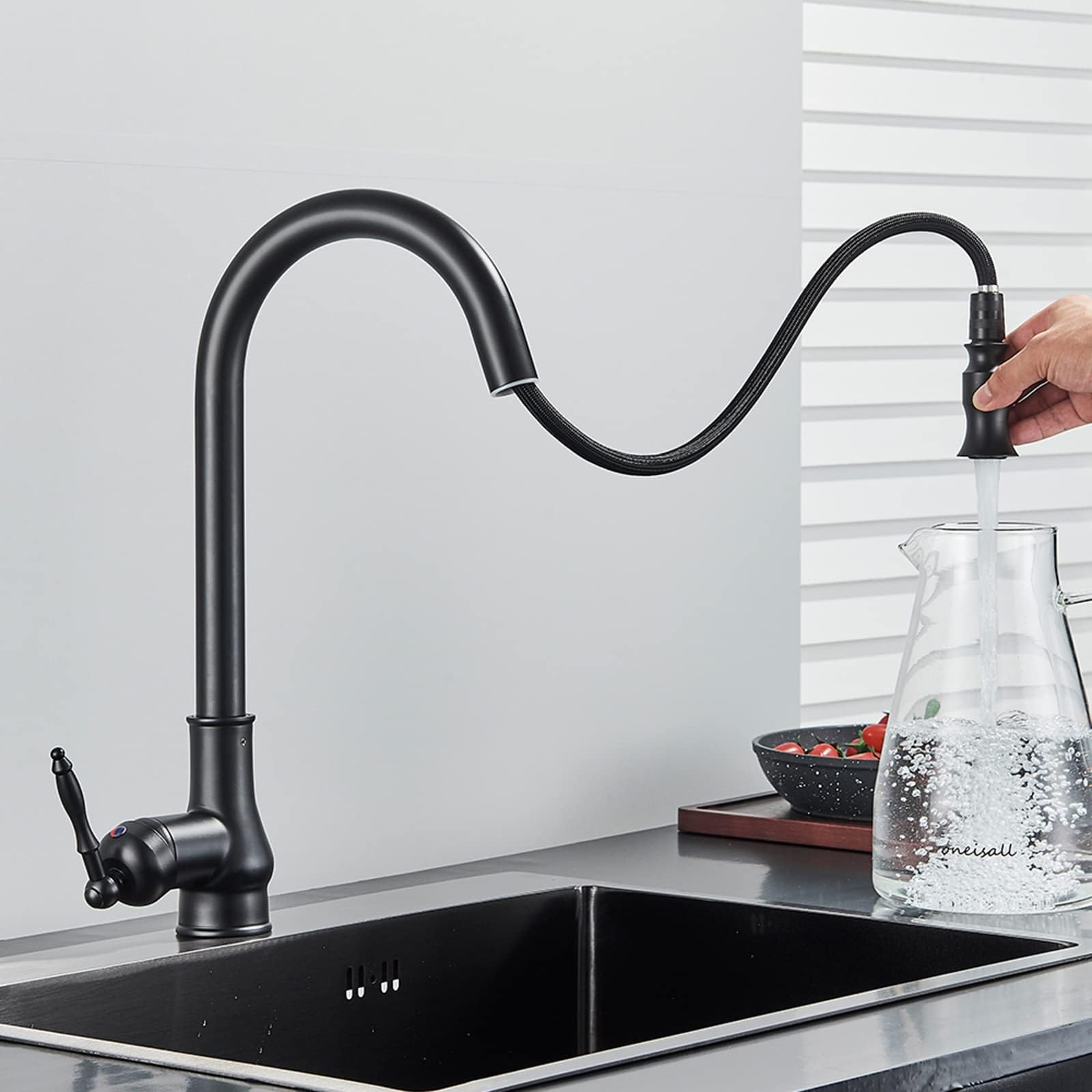 Robinet de cuisine noir mat avec douchette pulvérisation pour simplifier la vaisselle