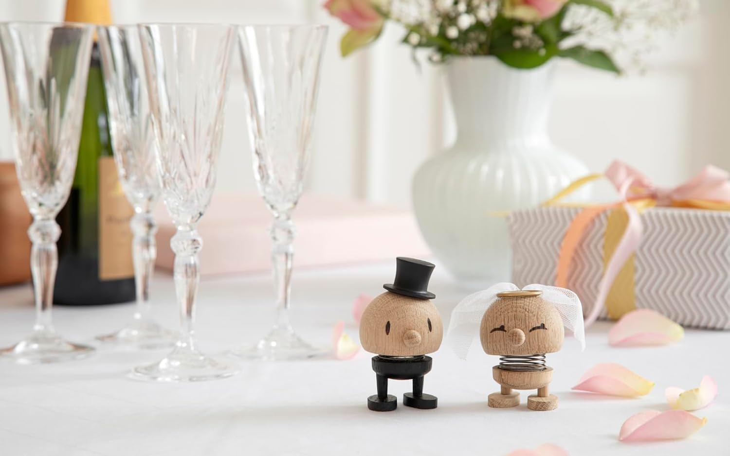 Hoptimist Bride, Braut Figur, Holzdeko & Glücksbringer, Hochzeitsfiguren, Schöne und Lustige Geschenkidee zu Hochzeiten, 4,5 x 5,9 x 7,2 cm, Small, Raw Oak S Raw Oak