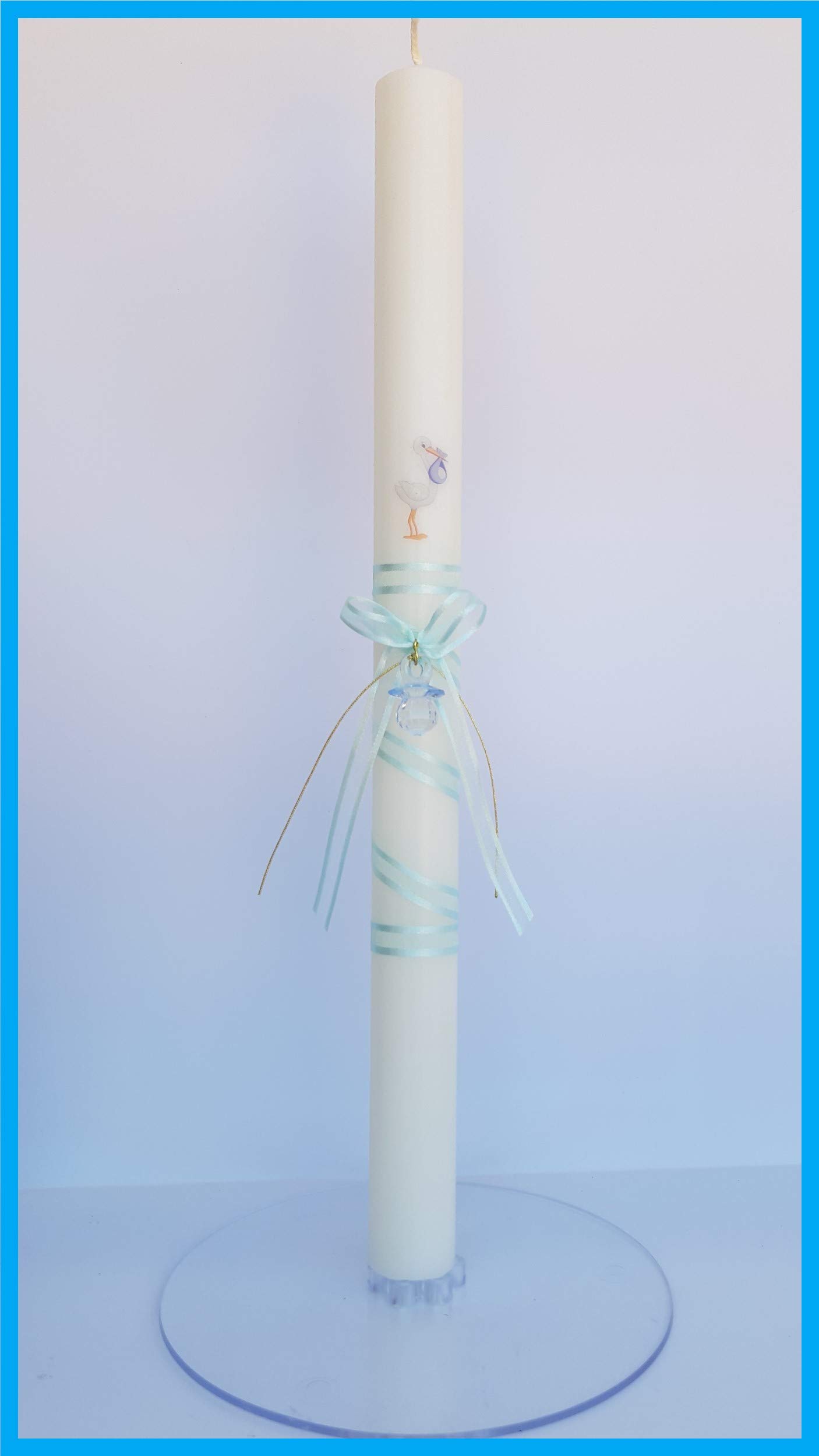 VELA PARA BAUTIZO DE CERA BLANCA. MEDIDA 3 x 40CM DECORADA CON LAZO, CHUPETE Y CIGÜEÑA ADHESIVA (AZUL PERSONALIZADA)