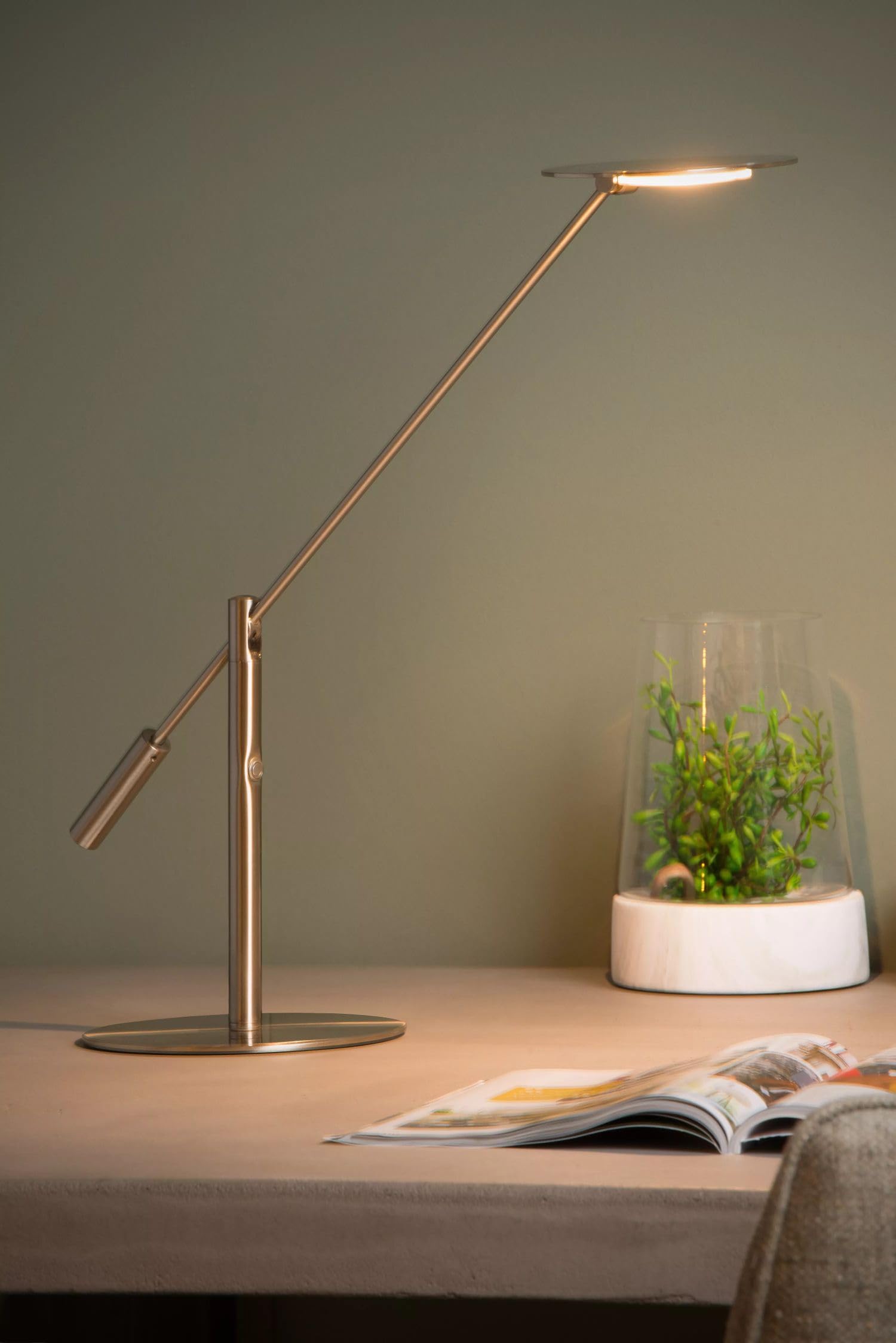 Licht-Erlebnisse LED Tischlampe Metall in Chrom Schreibtisch Büro 50 cm 640 lm 3000 K dimmbar verstellbare Schreibtischleuchte Wohnzimmer LEKO