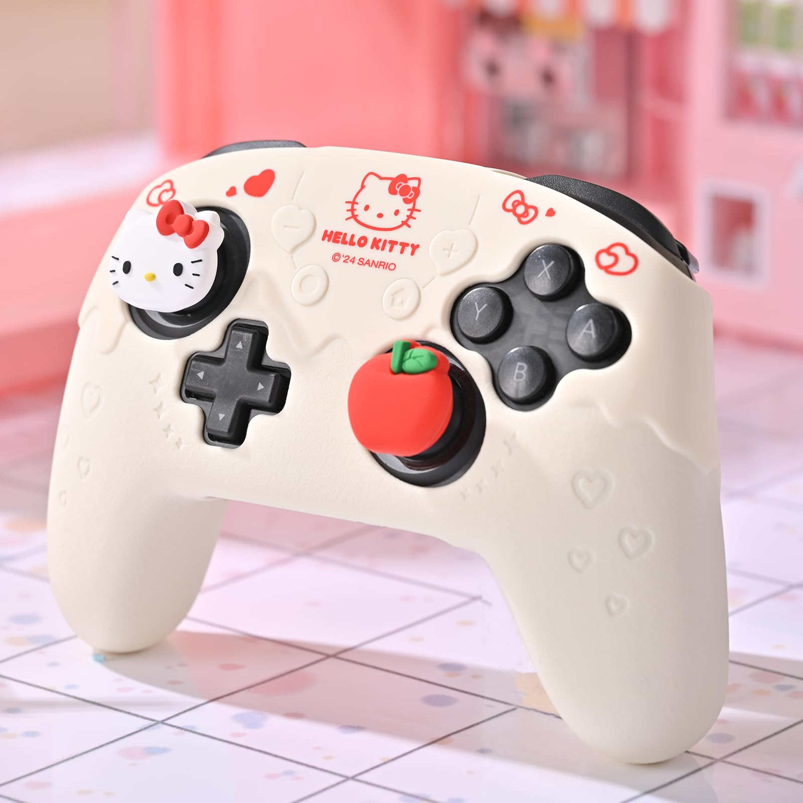 Kuitmor Lot de coques de protection en silicone souple et antidérapant pour manette Switch Pro avec 2 capuchons de pouce et 1 autocollant (beige Hello Kitty)
