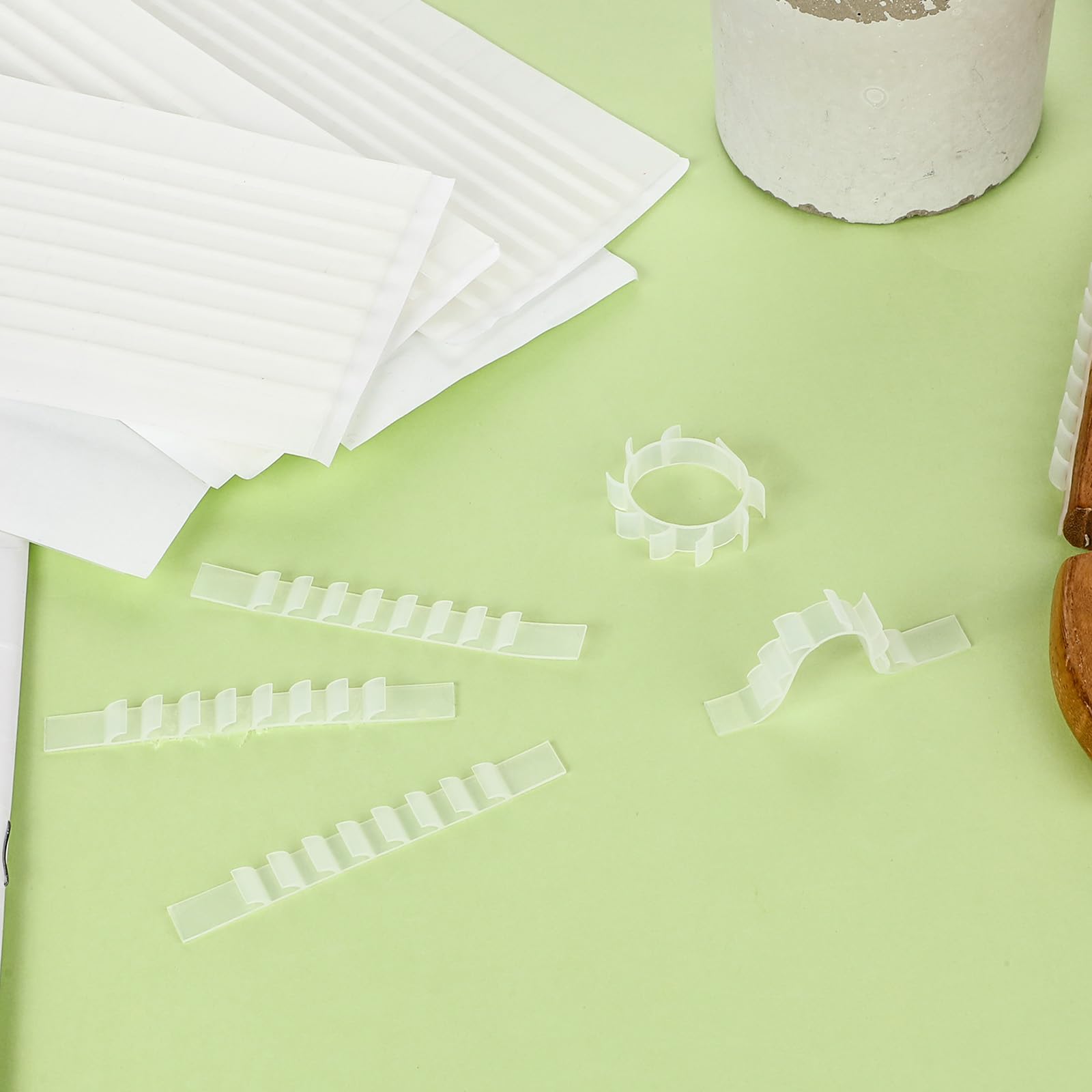 COMNICO Empuñaduras transparentes antideslizantes, 228 tiras adhesivas con aletas de 2.76 x 0.28 pulgadas para perchas de madera y ropa