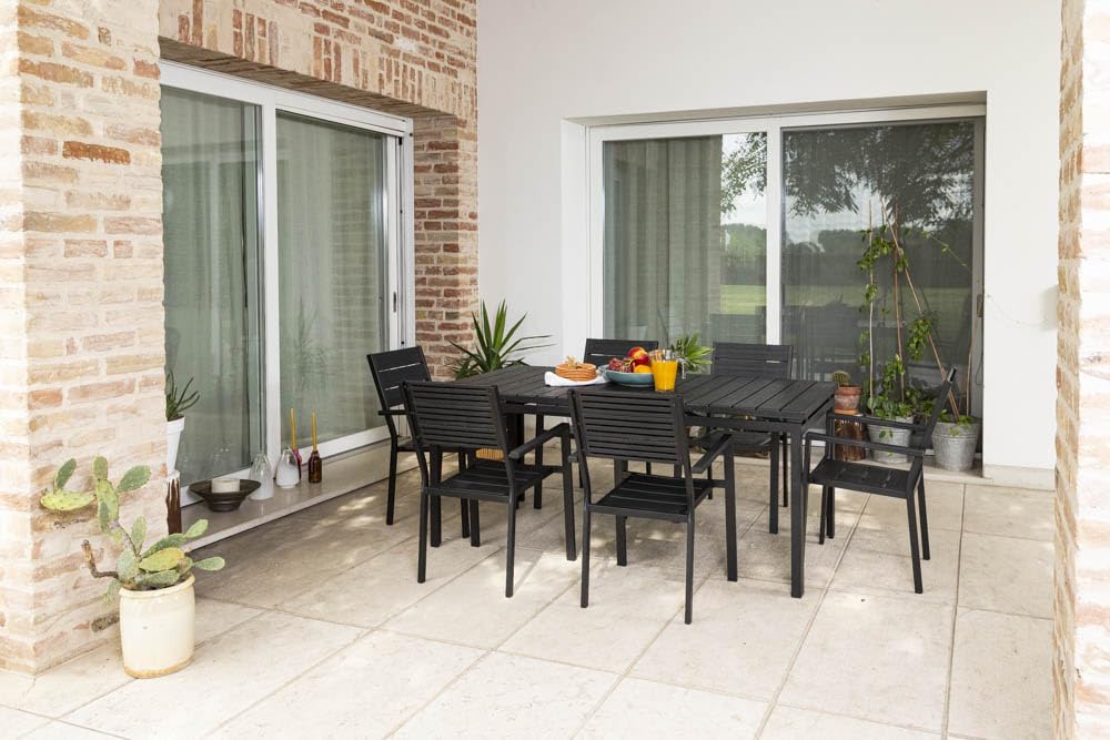 SIEDITI FUORI E DENTRO Mesa de exterior/jardín extensible 180/240 x 90 cm con patas de acero y tapa de polietileno efecto madera, hasta 10 personas Thomas XL (antracita)