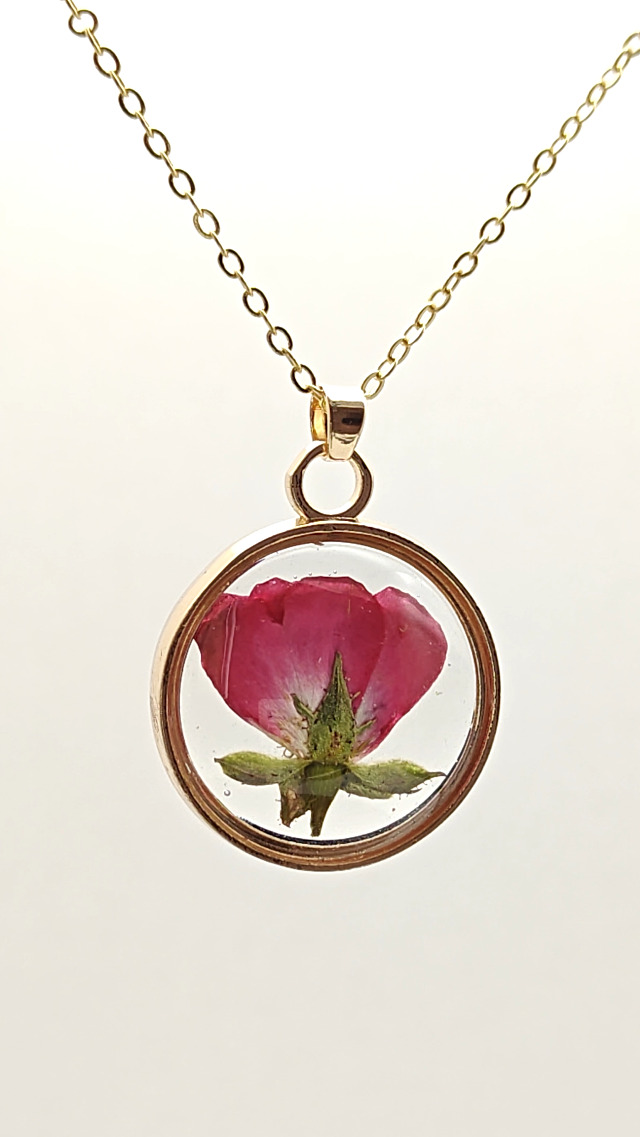 Collana con ciondolo a forma di fiore in oro con quarzo rosa