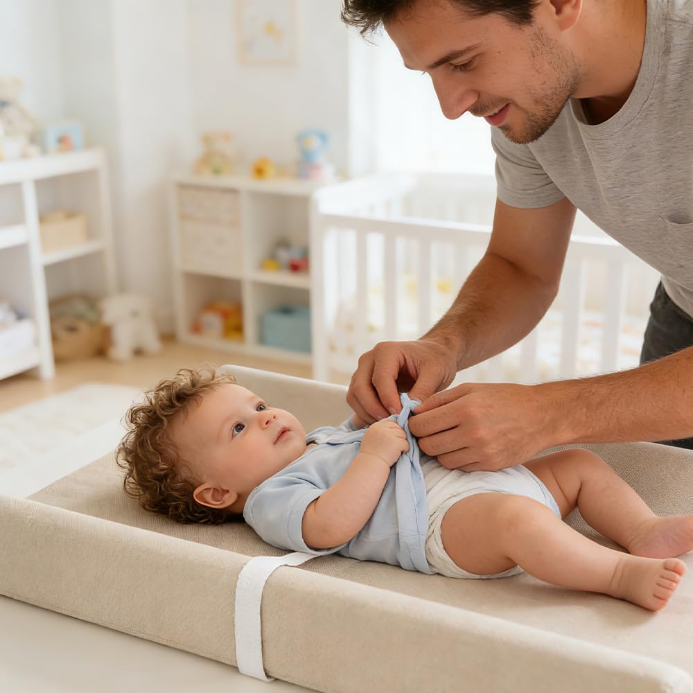 Matelas à langer pour bébé, avec sangle de sécurité, côtés incurvés et bords surélevés, pour commode et table