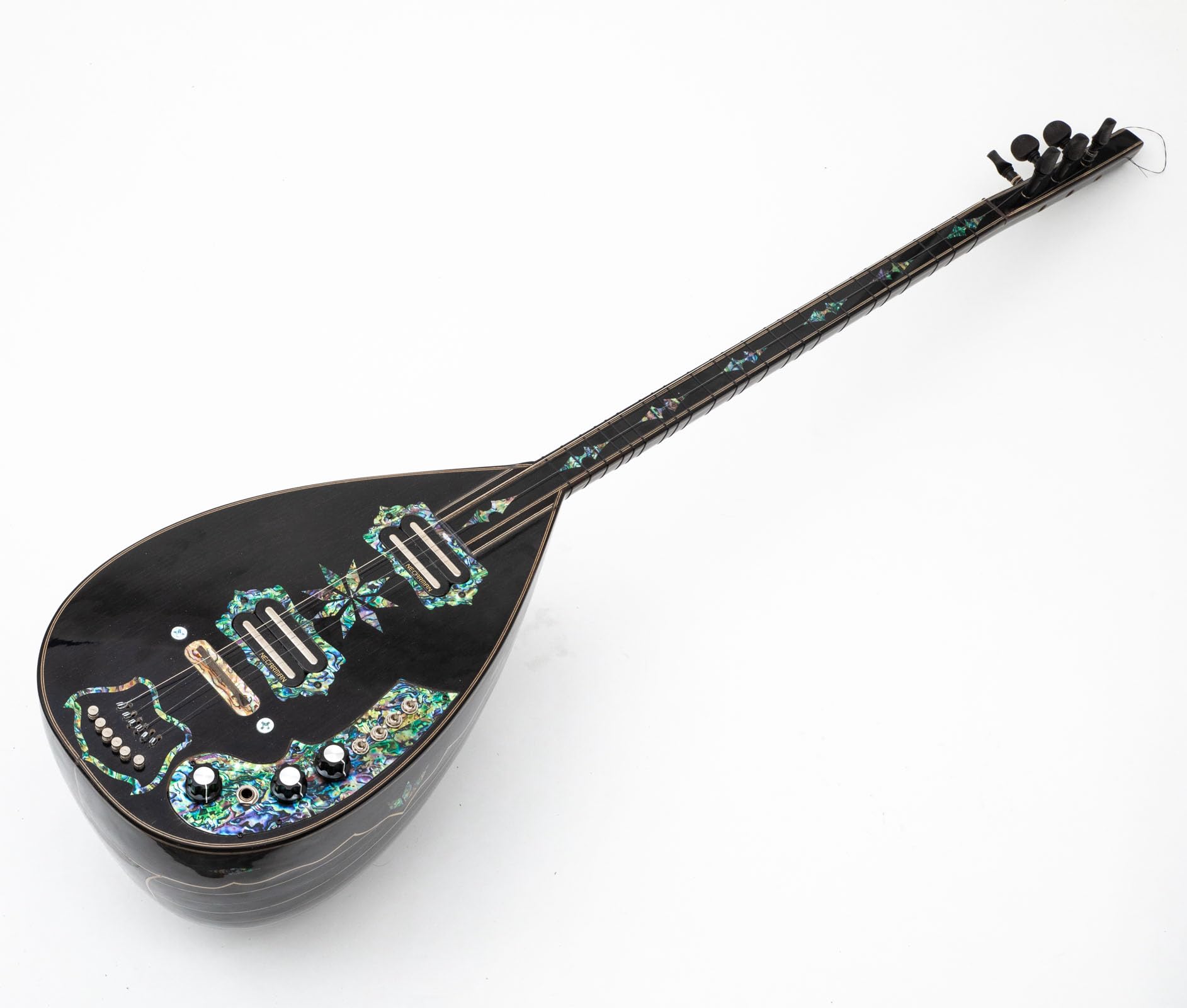 Professionelle elektrische Saz Baglama mit Necarman-Tonabnehmer aus schwarzem Holz und Ebenholzwirbeln. Elektro-Saz mit Softcase, Saitensatz und Plektren