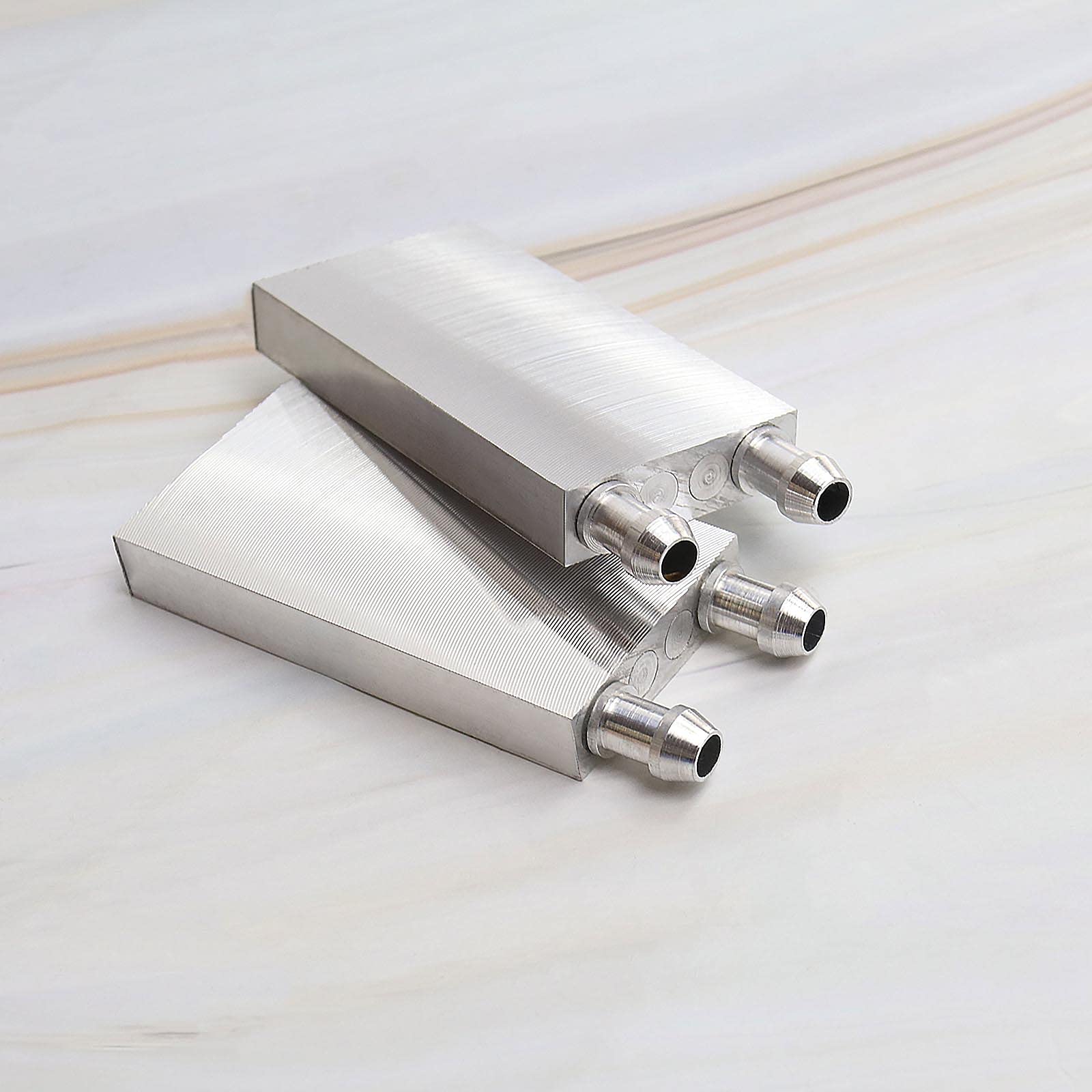 2x Bloc de Refroidissement par Eau en Aluminium 40x80x12mm pour Refroidisseur d'eau Système de Dissipateur de Chaleur CPU Graphique Radiateur avec Buse de 9mm