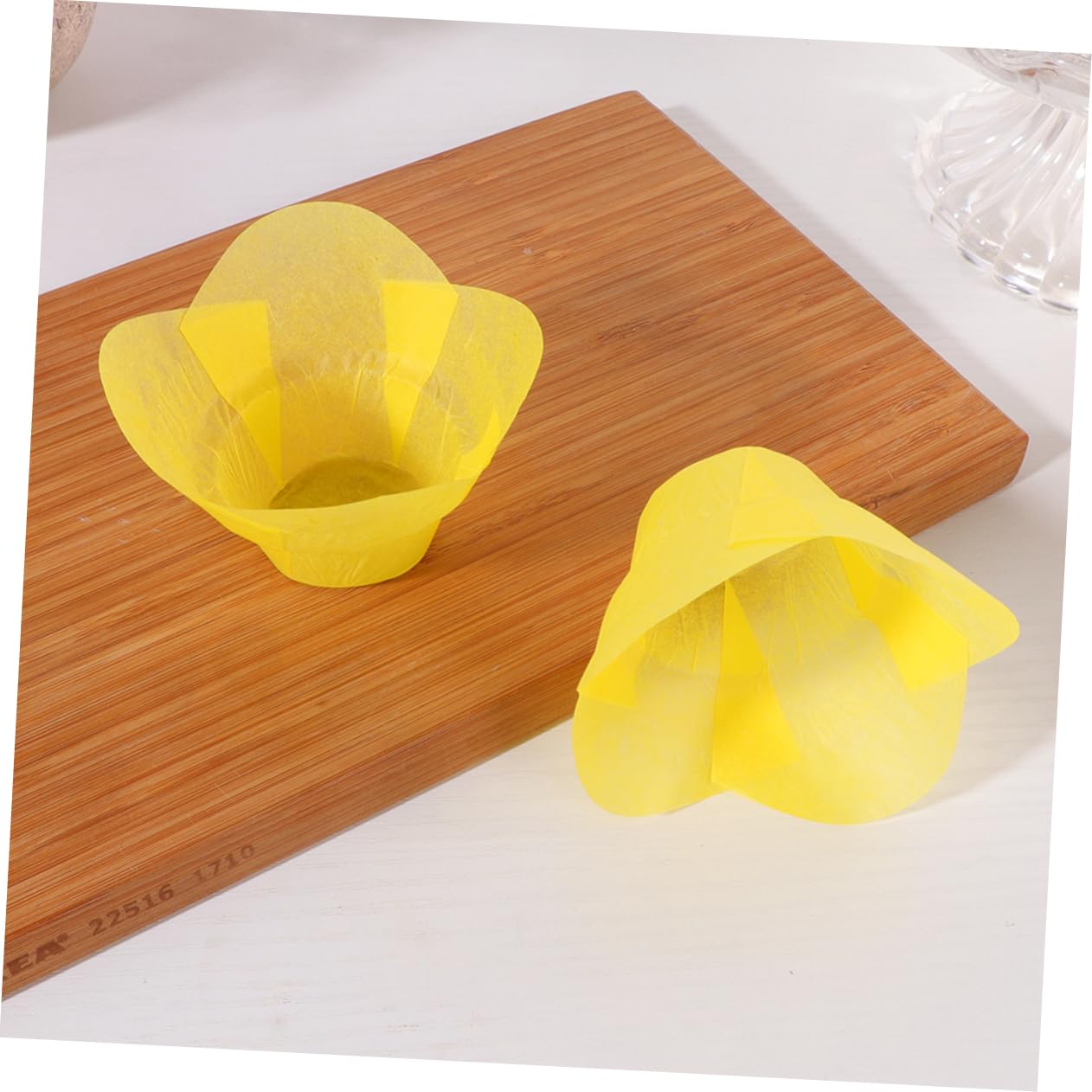 FUNOMOCYA 100pièces Caissettes Pâtisserie Papier Tulipe Jetables Moules Cupcake Antidérapants Résistants Huile Pour Muffins Gâteaux Pâtisserie Fête Anniversaire