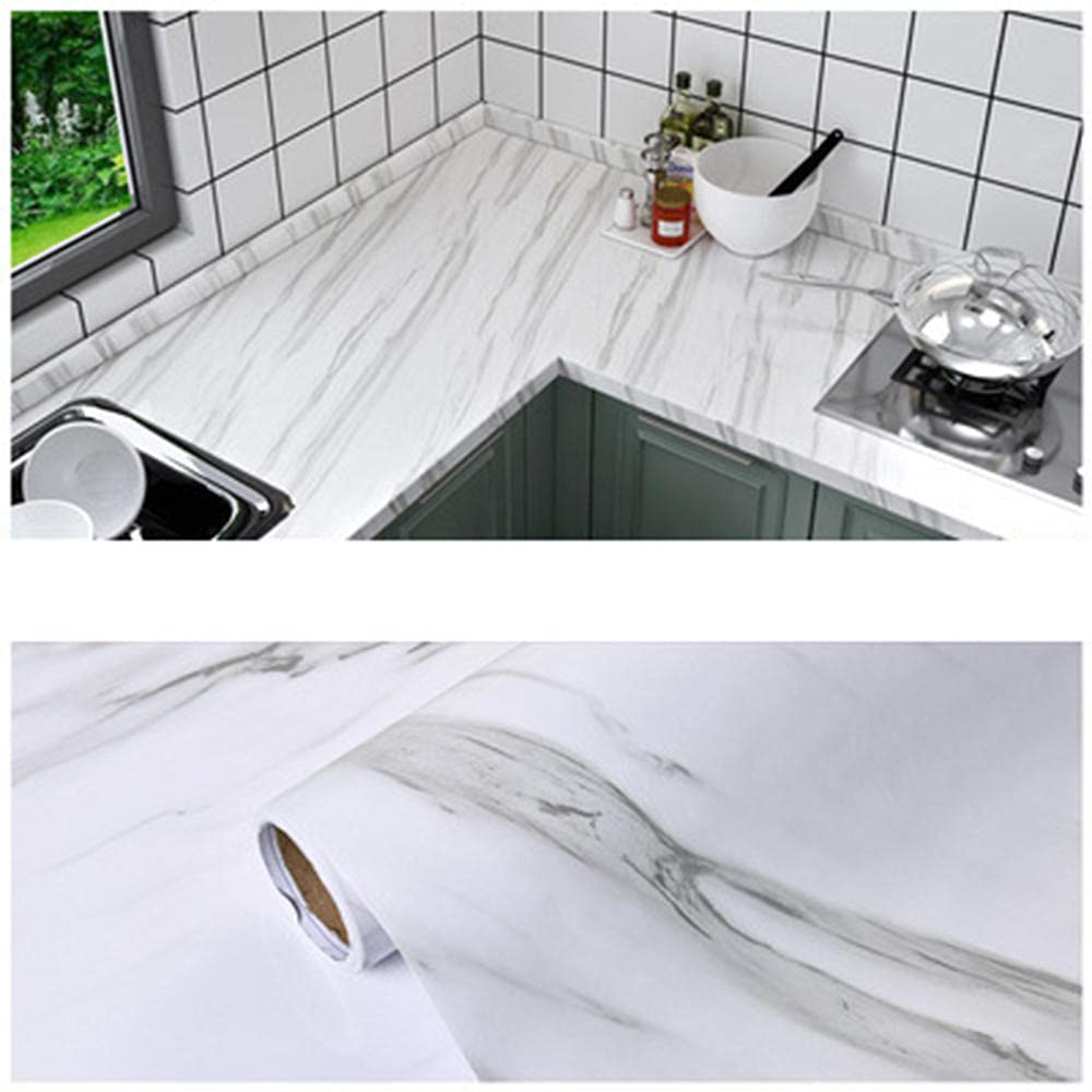 Papier peintre imperméable marbre pour masquer les défauts d'un meuble de cuisine usé