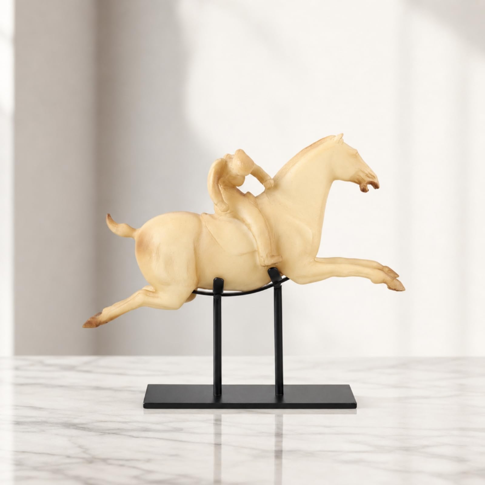 Figura Ecuestre Moderna Escultura Caballo Estatua Arte Abstracto con Pedestal Metálico Resina Tono Claro Líneas Definidas Adecuada para Escritorio Estudio Escaparate Recibidor 28x9x26cm