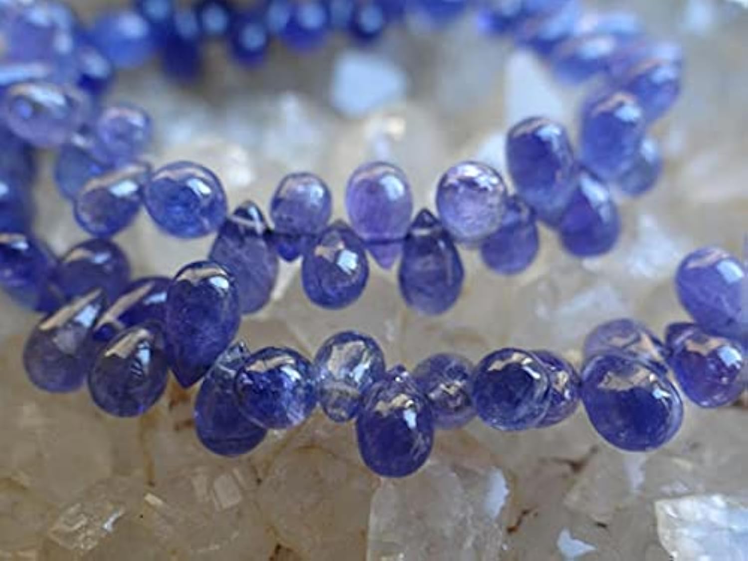Briolettes en tanzanite véritable de couleur bleu denim pour concevoir un cadeau d'anniversaire