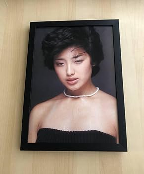 山口百恵　非売品　大判写真 Amazon.co.jp: kj 額装品 山口百恵 濡れ顔 黒ドレス ノーブラ