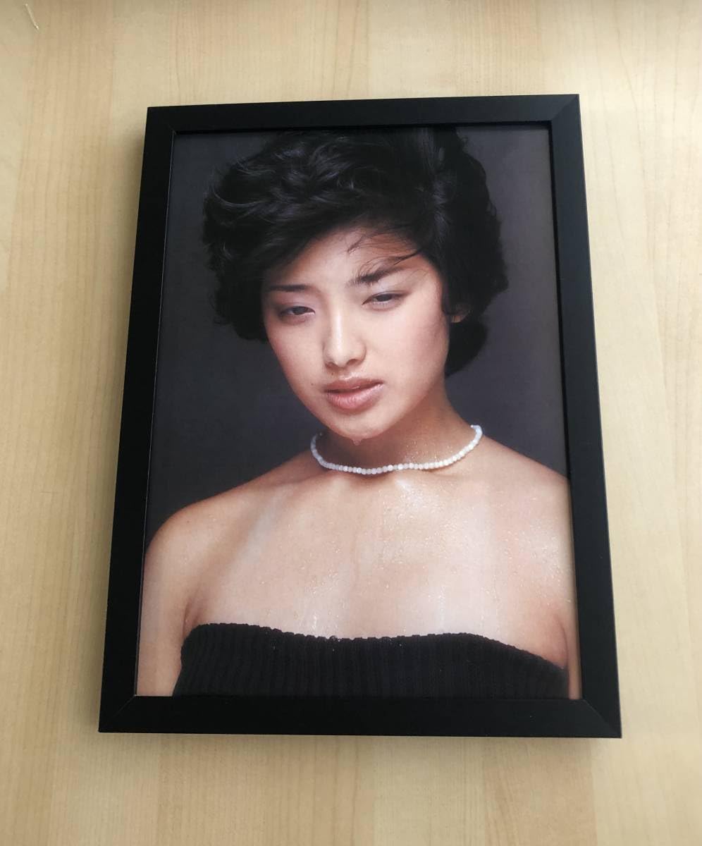 Amazon.co.jp: kj 額装品 山口百恵 濡れ顔 黒ドレス ノーブラ 写真 A4