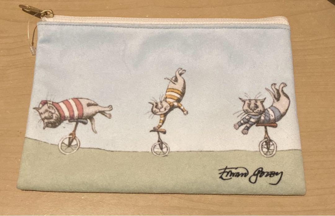 Amazon | エドワード ゴーリー ピンバッジ 浮遊する猫 ポーチ 2点