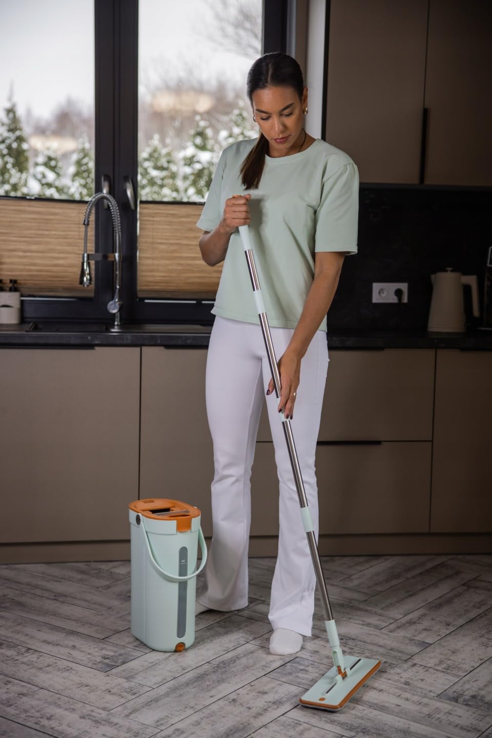 City Mopa Plana con Cubo – Sistema de Separación de Agua Limpia y Sucia, 2 Mopas de Microfibra, Limpieza Sin Marcas para Suelos, Azulejos y Parquet