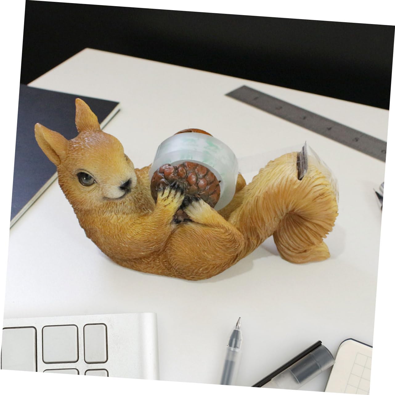 4 Stück Niedlicher Eichhörnchen Klebebandspender aus Resin Stabiler Tape Holder und Dekorativer Schreibtisch Organizer Vielseitiger Tape Cutter für Büro und Zuhause