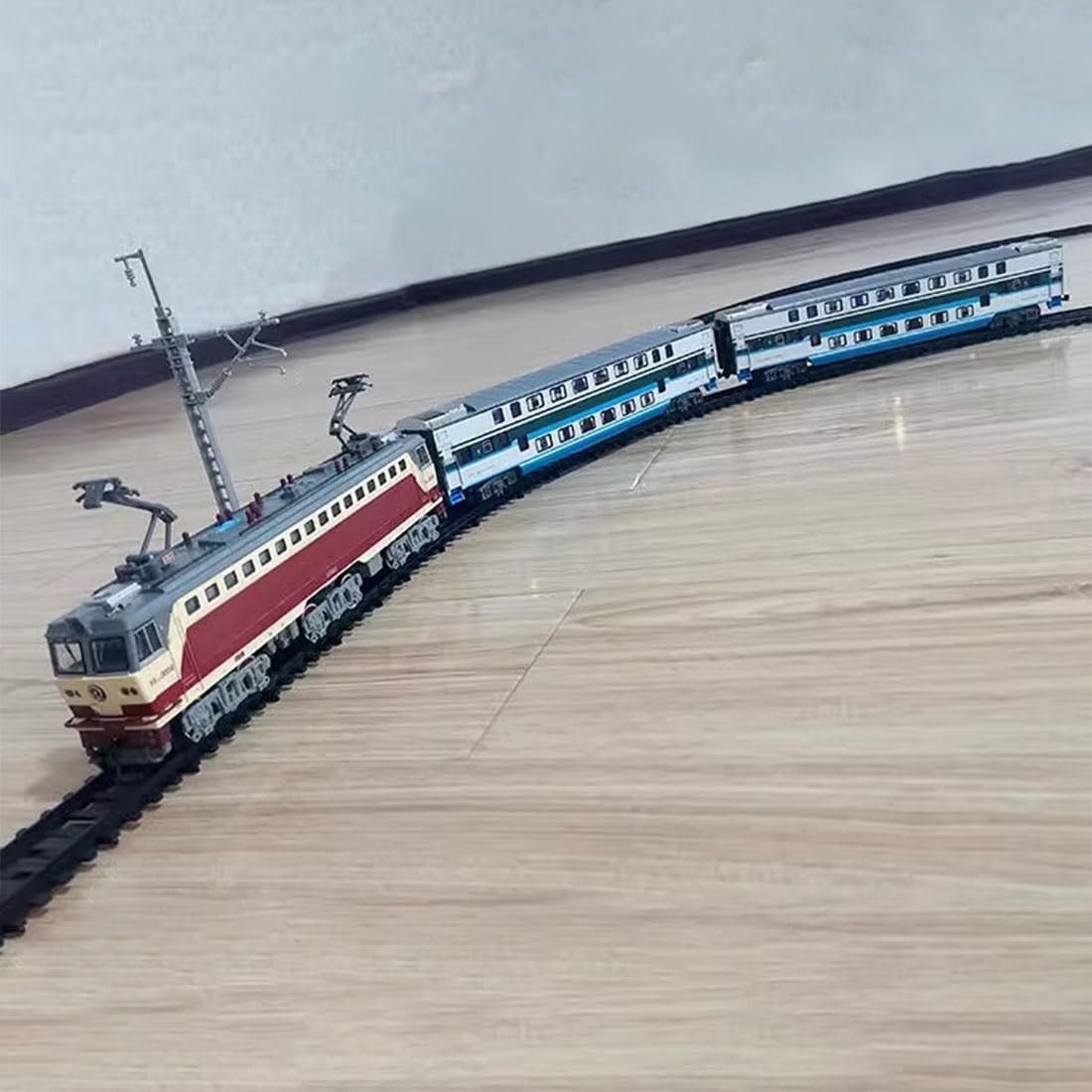 Mini insieme elettrico del treno della lega di SS7C, modello ferroviario realistico della locomotiva del vapore con le carrozze del passeggero & la pista lunga