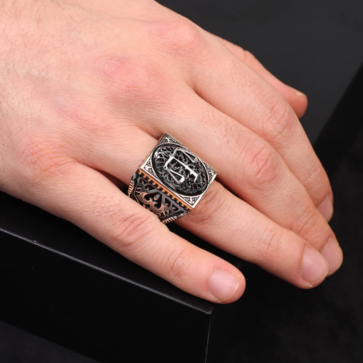 Anello Libra in Argento 925 per Uomo – Stile Vintage, Inciso a Mano, Lucido – Anello con Sigillo per Avvocato con Panno per la Pulizia dell’Argento Adeau (35)