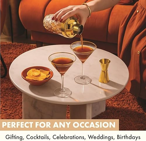 Miniatura 6 de Vemacity Juego de herramientas de barra de lujo  Coctelera de vidrio de 16 onzas + 2 vasos de Martini acanalados y accesorios de cóctel dorados