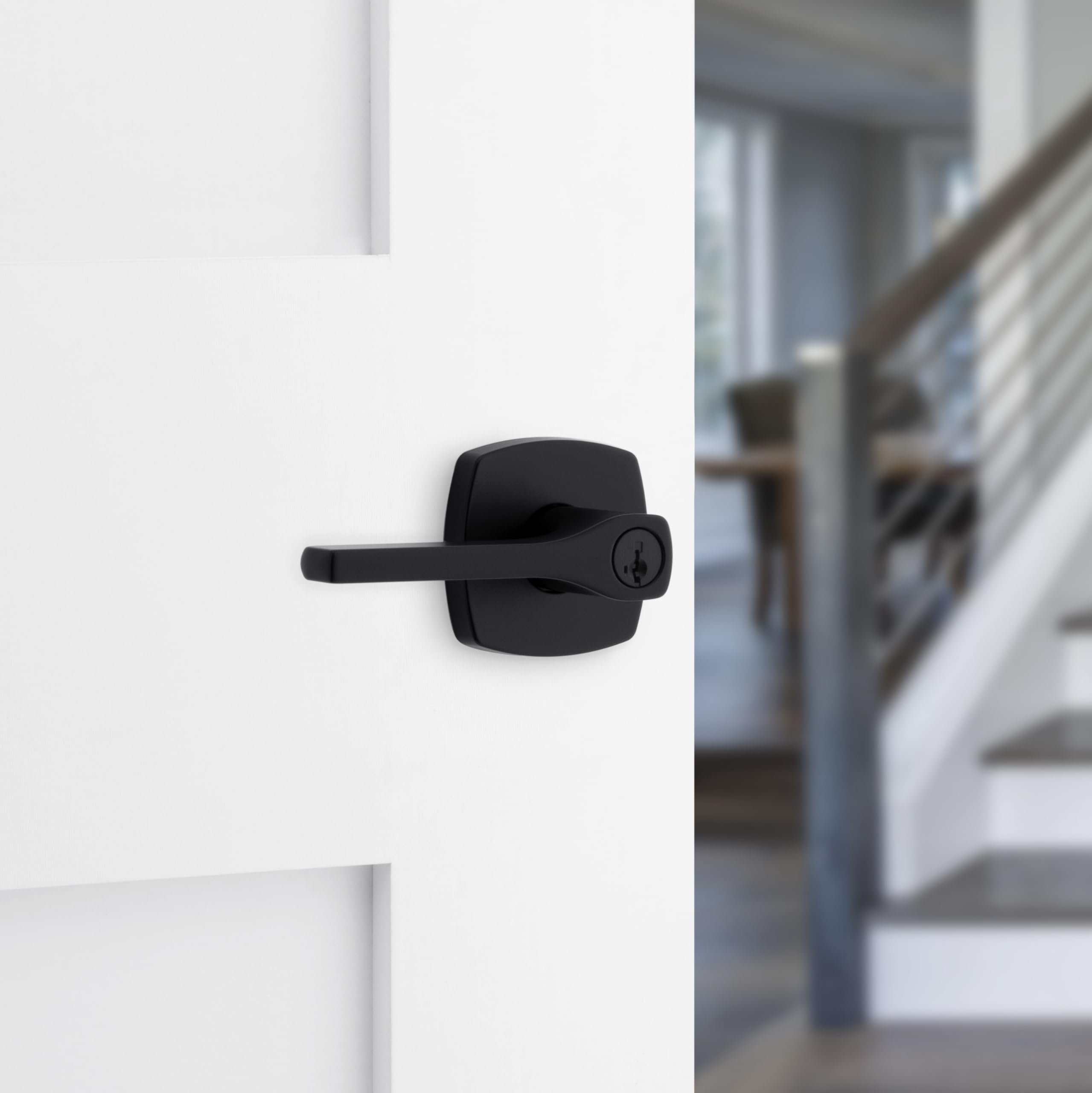Kwikset Tripoli Dźwignia zamka drzwi wejściowych z miękką nowoczesną różą z technologią SmartKey w kolorze matowej czerni 97402-929