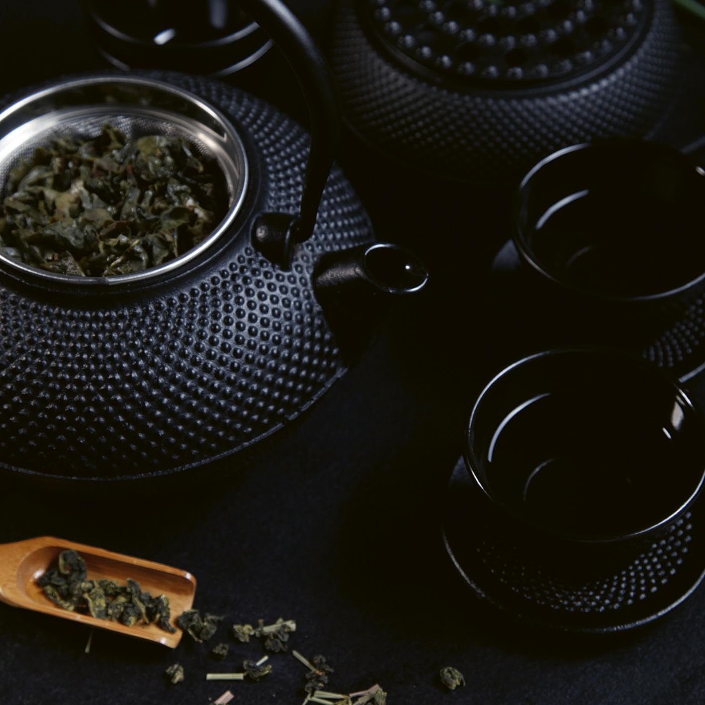 Lumaland Set de thé 12 pièces | Théière en fonte Tetsubin de 1,4 litre, réchaud en fonte, 4 tasses à thé & 4 dessous de verre, avec cuillère doseuse en bambou & passoire en acier inoxydable
