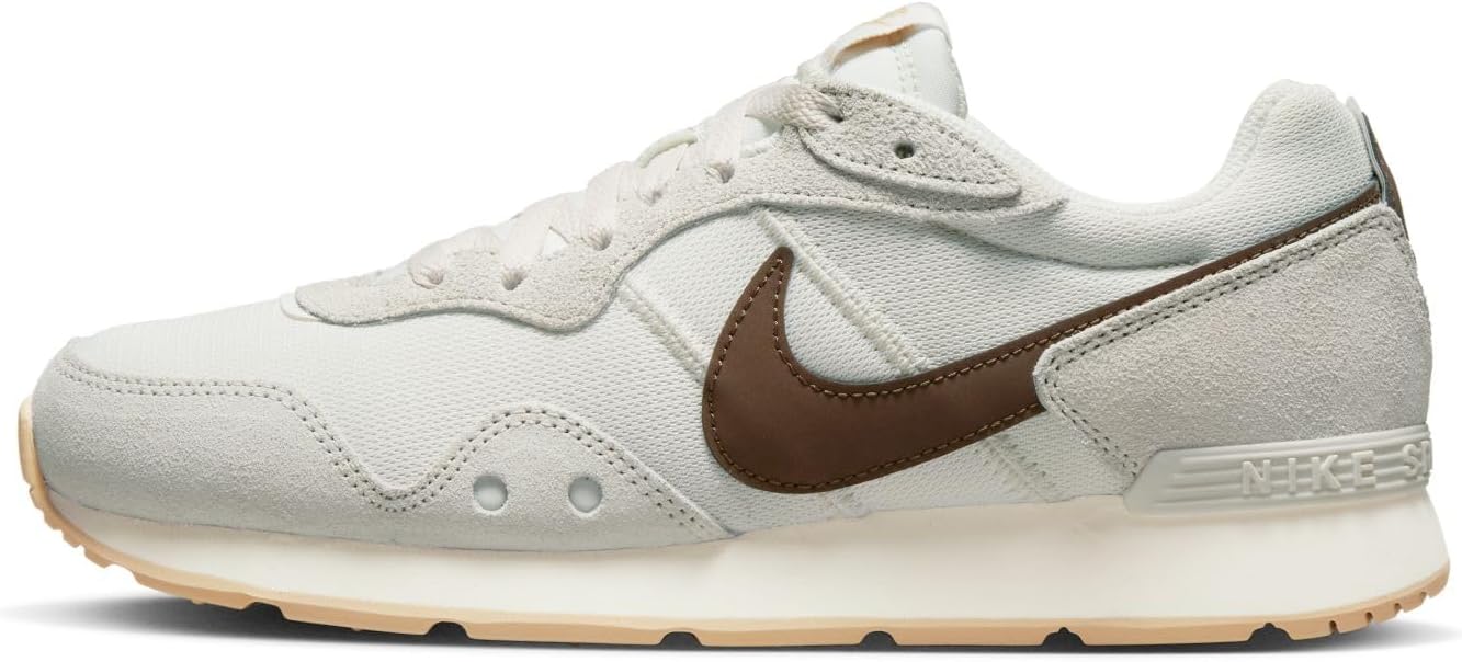 NIKE Women's Venture Runner Sneaker