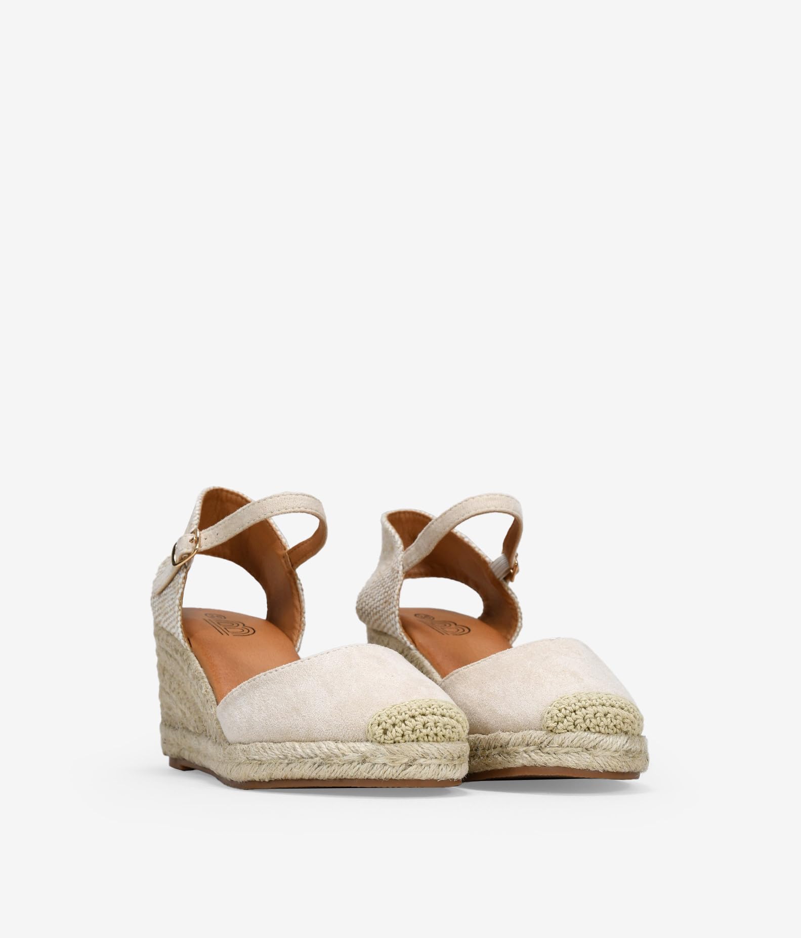 BOSANOVA Espadrillas da donna realizzate in camoscio vegano con punta chiusa in tela e zeppa di Sparto. Chiusura con cinturino con fibbia. Scarpe da donna