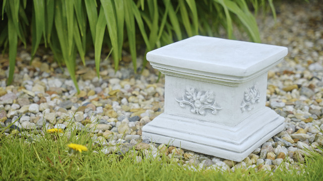 Runder Steinsockel Mit Kanneluren – Frostsicher Für Garten & Terrasse | 16 Cm Hoch, 23 Cm Stellfläche