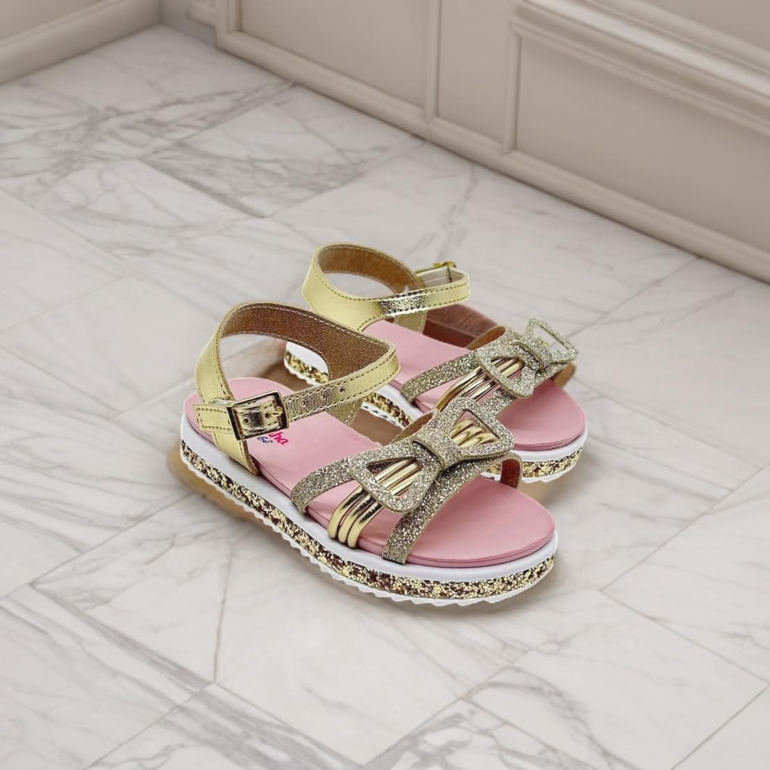 Sandália Infantil Menina Conforto Brilho Moderno Molekinha em promoção! Veja a oferta e mais achadinhos de Sandálias & Chinelos Infantis 8 Hoje é o melhor dia para comprar Sandália Infantil Menina Conforto Brilho Moderno Molekinha com aquele preço maroto! Promoção! Aproveite a oferta! 8