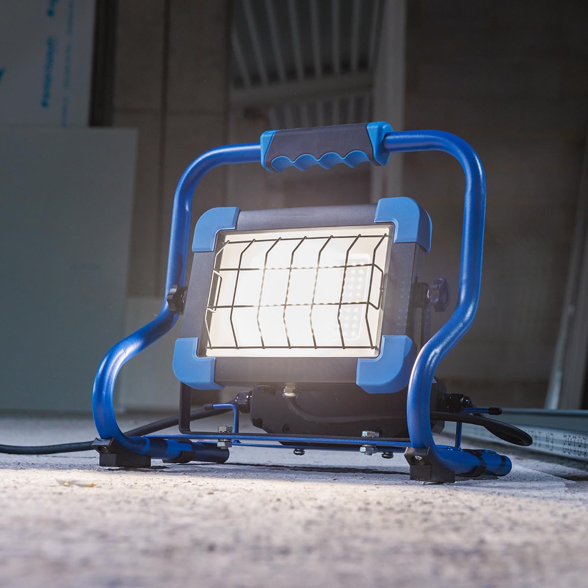 as - Schwabe Slimline Pro 46431 - Foco LED portátil (50 W, 6500 lm, con chip OSRAM, orientable 360°, vida útil de 50.000 horas, carcasa IP65, cable de 3 m, 2 enchufes, 2 USB, foco IP44)