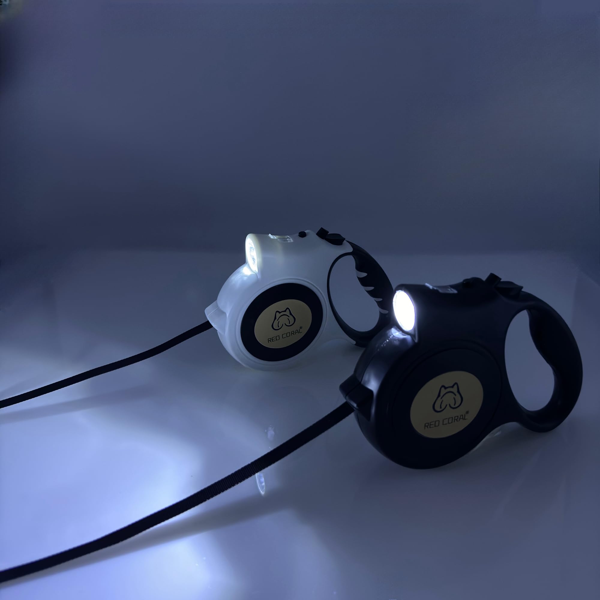 Correa retráctil con luz LED para perros pequeños a medianos, extensible hasta 196 pulgadas para paseos nocturnos seguros (negro)